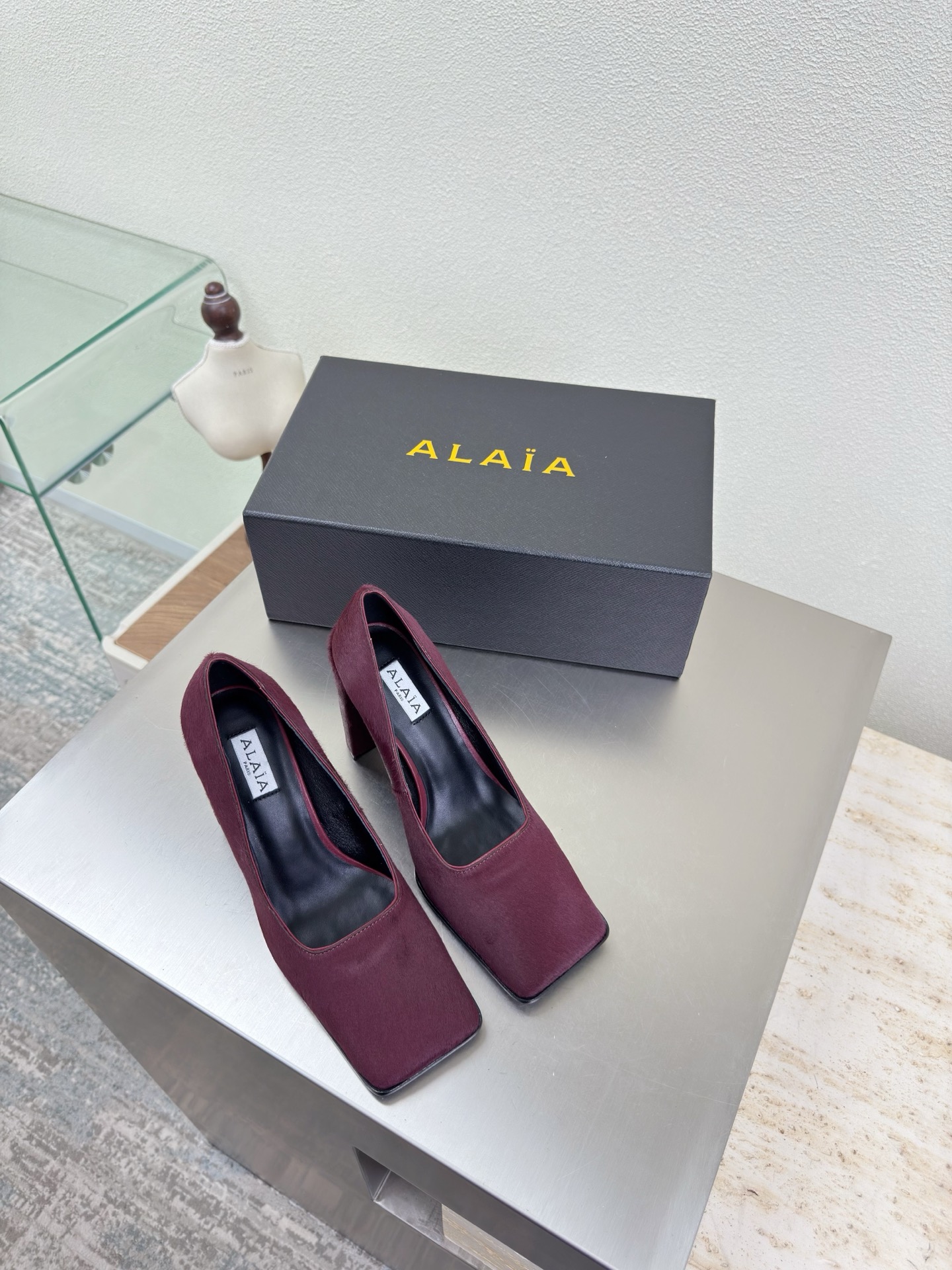 NO:563816,Horse hair material, fabric wrapped outsole, square toe, single shoes, 9cm heel, single shoes Alaia from Paris, love at first sight, burgundy horse hair, Alaia has another sexy side, matched with different styles, different styles can be easily controlled, whether jeans, suit pants, or pleated skirts, it can upgrade your outfit to fashion, elegance and excellence. Fabric selection, genuine leather horse hair material, sheepskin lining, outsole, original consistent leather outsole 34 35 36  37 38 39 40 41 (34 40 41 customized) with original packaging, high heels, single shoes, alaia, high heels, skirts, jeans, business suit, sheepskin, Leather soles19860909马毛材质 面料包裹大底 方头 单鞋 9cm 跟高 单鞋Alaia 来自巴黎 一见倾心 酒红马毛  阿莱娅还有另外性感的一面  配上不同款式,不同风格都能轻松驾驭,无论牛仔裤,西装裤,还是百褶裙,都能将你的穿搭提升到时尚,优雅和卓越之中 面料选用 真皮马毛材质 内里羊皮 大底原版一致真皮大底 34 35 36 37 38 39 40 41(34 40 41定制) 配置原版包装,高跟鞋单鞋,alaia,high heels,skirts,jeans,business suit,sheepskin,Leather soles,Women's Shoes
