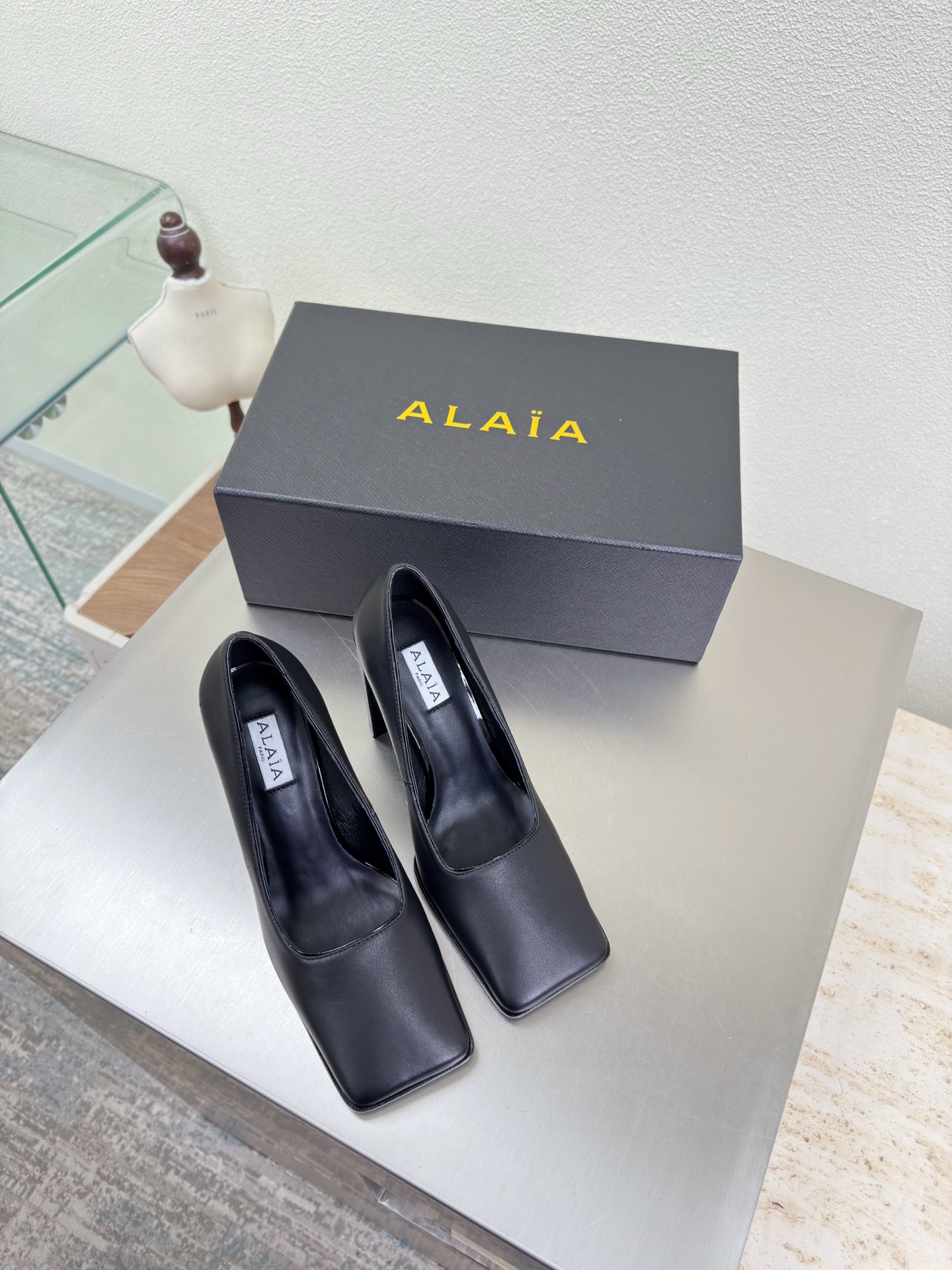 NO:563821,Horse hair material, fabric wrapped outsole, square toe, single shoes, 9cm heel, single shoes Alaia from Paris, love at first sight, black calfskin, Alaia has another sexy side. With different styles, different styles can be easily controlled, whether jeans, suit pants, or pleated skirts, it can upgrade your outfit to fashion, elegance and excellence. Fabric selection, first layer cowhide material, inner sheepskin outsole, original consistent leather outsole 34 35 36  37 38 39 40 41 (34 40 41 customized) Configuration original packaging, high heels single shoes, alaia, high heels, skirts, jeans, business suit, cowhide, sheepskin, Leather soles19860909马毛材质 面料包裹大底 方头 单鞋 9cm 跟高 单鞋Alaia 来自巴黎 一见倾心 黑色 小牛皮 阿莱娅还有另外性感的一面  配上不同款式,不同风格都能轻松驾驭,无论牛仔裤,西装裤,还是百褶裙,都能将你的穿搭提升到时尚,优雅和卓越之中 面料选用 头层牛皮材质 内里羊皮 大底原版一致真皮大底 34 35 36 37 38 39 40 41(34 40 41定制) 配置原版包装,高跟鞋单鞋,alaia,high heels,skirts,jeans,business suit,cowhide,sheepskin,Leather soles,Women's Shoes