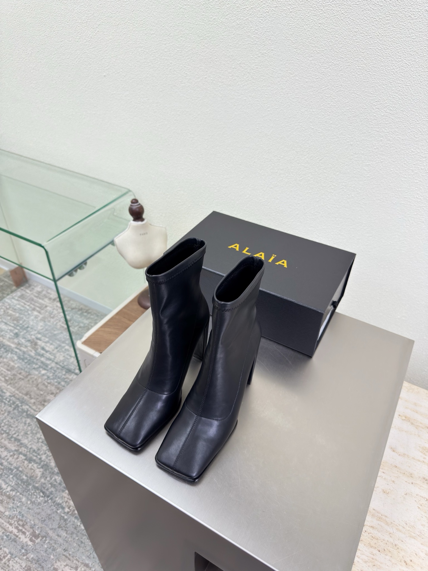 NO:563756,Slip-on stretch boots Material Fabric-wrapped outsole Square toe Skin-tight calf 9cm heel height Boots Alaia from Paris Love at first sight Black stretch material Alaia has another sexy side. Paired with different styles, different styles can be easily controlled, whether jeans, suit pants, or pleated skirts, it can upgrade your outfit to fashion, elegance and excellence. Fabric selection Elastic material Sheepskin lining Outsole Original consistent leather outsole 34  35 36 37 38 39 40 41 (34 40 41 customized) configured with original packaging, boots, alaia, boots, skirts, jeans, business suit, sheepskin, Leather soles19860909一脚蹬弹力靴 材质 面料包裹大底 方头 紧肤小腿 9cm 跟高 靴子 Alaia 来自巴黎 一见倾心 黑色弹力材质  阿莱娅还有另外性感的一面  配上不同款式,不同风格都能轻松驾驭,无论牛仔裤,西装裤,还是百褶裙,都能将你的穿搭提升到时尚,优雅和卓越之中 面料选用 弹力材质 内里羊皮 大底原版一致真皮大底 34 35 36 37 38 39 40 41(34 40 41定制) 配置原版包装,靴子,alaia,boots,skirts,jeans,business suit,sheepskin,Leather soles,Women's Shoes