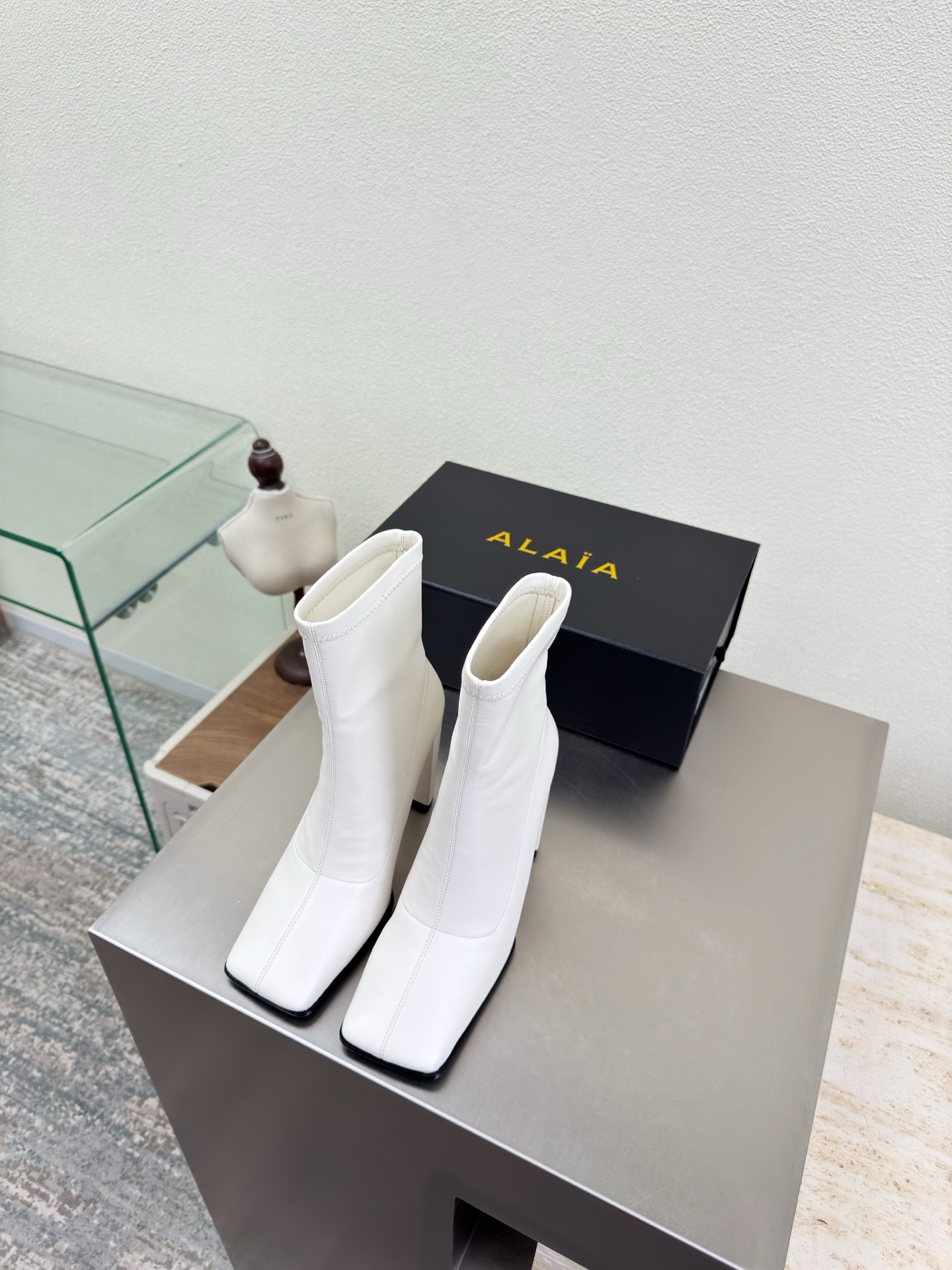 NO:563762,Slip-on stretch boots Material Fabric-wrapped outsole Square toe Skin-tight calf 9cm heel height Boots Alaia from Paris Love at first sight White stretch material Alaia has another sexy side. Paired with different styles, different styles can be easily controlled, whether jeans, suit pants, or pleated skirts, it can upgrade your outfit to fashion, elegance and excellence. Fabric selection Elastic material Sheepskin lining Outsole Original consistent leather outsole 34  35 36 37 38 39 40 41 (34 40 41 customized) configured with original packaging, boots, alaia, boots, skirts, jeans, business suit, sheepskin, Leather soles19860909一脚蹬弹力靴 材质 面料包裹大底 方头 紧肤小腿 9cm 跟高 靴子 Alaia 来自巴黎 一见倾心 白色弹力材质  阿莱娅还有另外性感的一面  配上不同款式,不同风格都能轻松驾驭,无论牛仔裤,西装裤,还是百褶裙,都能将你的穿搭提升到时尚,优雅和卓越之中 面料选用 弹力材质 内里羊皮 大底原版一致真皮大底 34 35 36 37 38 39 40 41(34 40 41定制) 配置原版包装,靴子,alaia,boots,skirts,jeans,business suit,sheepskin,Leather soles,Women's Shoes