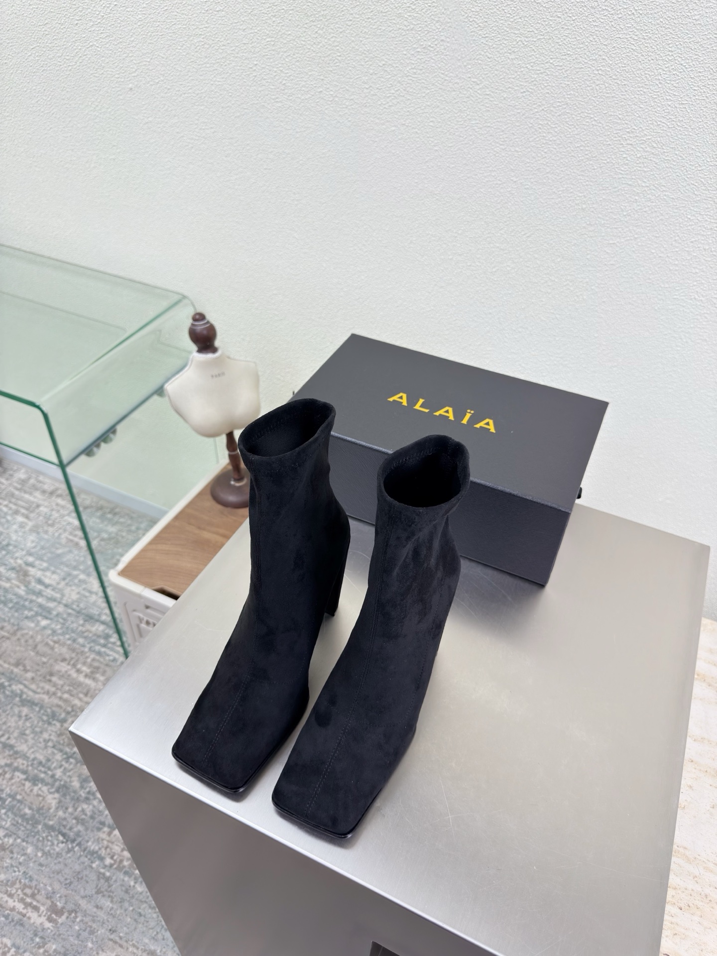 NO:563767,Slip-on stretch boots Material Fabric-wrapped outsole Square toe Skin-tight calf 9cm heel height Boots Alaia from Paris Love at first sight Suede Black stretch material Alaia has another sexy side. With different styles, different styles can be easily controlled, whether jeans, suit pants, or pleated skirts, it can upgrade your outfit to fashion, elegance and excellence. Fabric selection Elastic material Sheepskin lining Outsole Original consistent leather outsole  34 35 36 37 38 39 40 41 (34 40 41 customized) configured with original packaging, boots, alaia, boots, skirts, jeans, business suit, sheepskin, Leather soles19860909一脚蹬弹力靴 材质 面料包裹大底 方头 紧肤小腿 9cm 跟高 靴子 Alaia 来自巴黎 一见倾心 绒面 黑色弹力材质  阿莱娅还有另外性感的一面  配上不同款式,不同风格都能轻松驾驭,无论牛仔裤,西装裤,还是百褶裙,都能将你的穿搭提升到时尚,优雅和卓越之中 面料选用 弹力材质 内里羊皮 大底原版一致真皮大底 34 35 36 37 38 39 40 41(34 40 41定制) 配置原版包装,靴子,alaia,boots,skirts,jeans,business suit,sheepskin,Leather soles,Women's Shoes