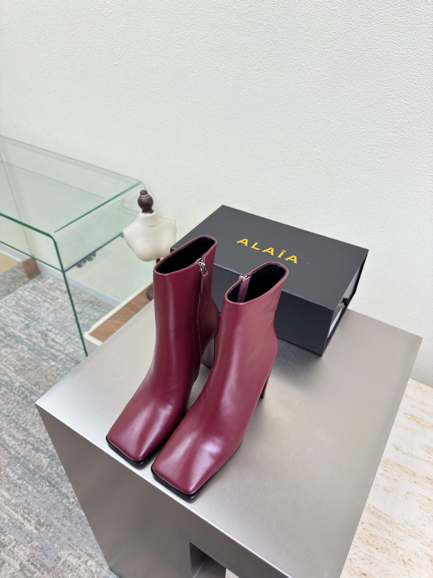 NO:563774,First-layer cowhide Inner zipper boots Fabric-wrapped outsole Square toe Skin-tight calf 9cm heel height Boots Alaia from Paris Love at first sight Burgundy first-layer cowhide Alaia has another sexy side. With different styles, different styles can be easily controlled, whether jeans, suit pants, or pleated skirts, it can upgrade your outfit to fashion, elegance and excellence. Fabric selection First-layer cowhide, inner sheepskin outsole Original consistent genuine leather outsole  34 35 36 37 38 39 40 41 (34 40 41 customized) configured with original packaging, boots, alaia, boots, skirts, jeans, business suit, cowhide, sheepskin, Leather soles19860909头层牛皮 内拉链短靴 面料包裹大底 方头 紧肤小腿 9cm 跟高 靴子 Alaia 来自巴黎 一见倾心 酒红色头层牛皮  阿莱娅还有另外性感的一面  配上不同款式,不同风格都能轻松驾驭,无论牛仔裤,西装裤,还是百褶裙,都能将你的穿搭提升到时尚,优雅和卓越之中 面料选用 头层牛皮 内里羊皮 大底原版一致真皮大底 34 35 36 37 38 39 40 41(34 40 41定制) 配置原版包装,靴子,alaia,boots,skirts,jeans,business suit,cowhide,sheepskin,Leather soles,Women's Shoes