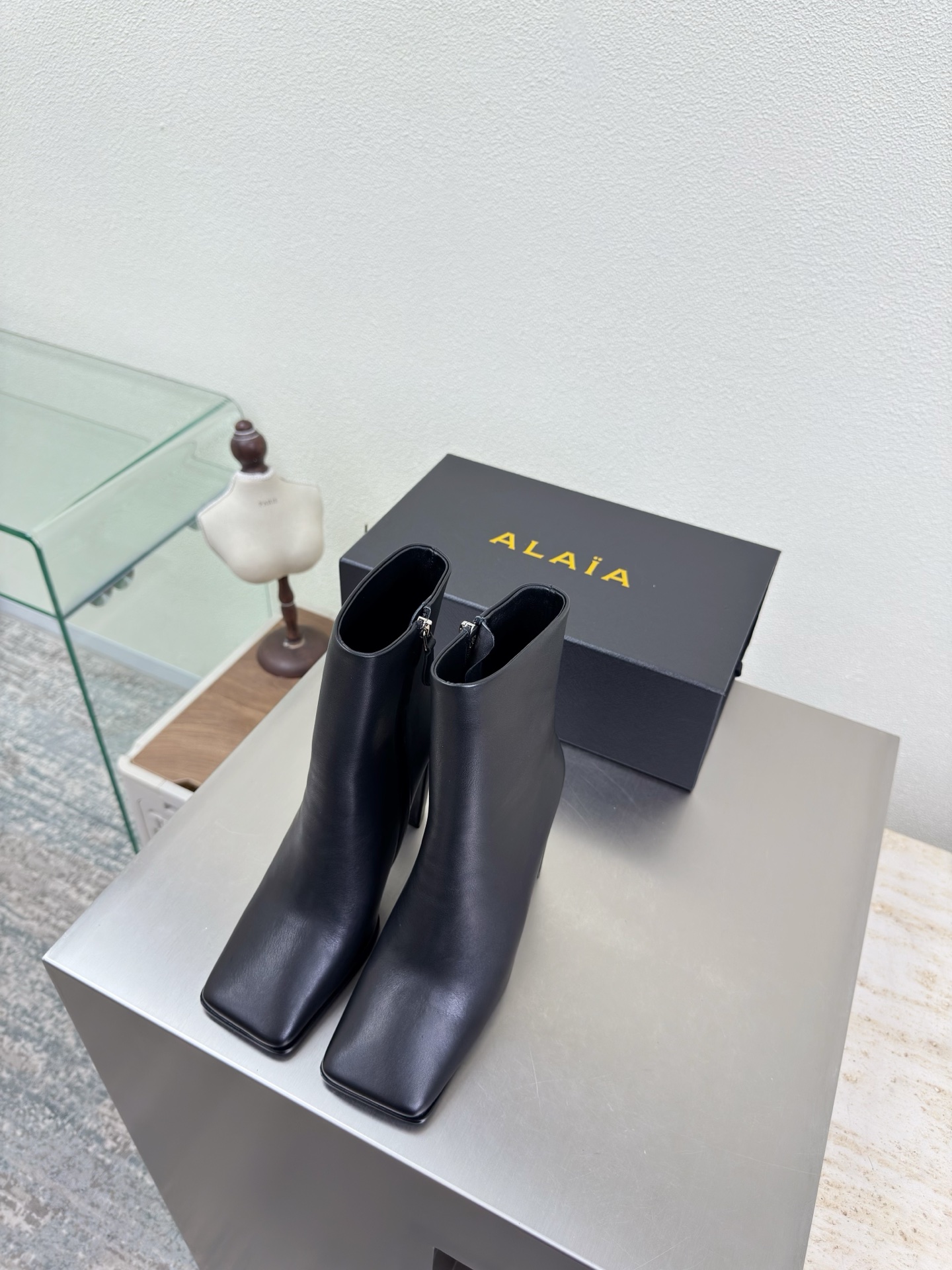 NO:563781,First-layer cowhide Inner zipper boots Fabric-wrapped outsole Square toe Skin-tight calf 9cm heel height Boots Alaia from Paris Love at first sight Black first-layer cowhide Alaia has another sexy side. With different styles, different styles can be easily controlled, whether jeans, suit pants, or pleated skirts, it can upgrade your outfit to fashion, elegance and excellence. Fabric selection: First-layer cowhide, inner sheepskin outsole Original consistent genuine leather outsole  34 35 36 37 38 39 40 41 (34 40 41 customized) configured with original packaging, boots, alaia, boots, skirts, jeans, business suit, cowhide, sheepskin, Leather soles19860909头层牛皮 内拉链短靴 面料包裹大底 方头 紧肤小腿 9cm 跟高 靴子 Alaia 来自巴黎 一见倾心 黑色色头层牛皮  阿莱娅还有另外性感的一面  配上不同款式,不同风格都能轻松驾驭,无论牛仔裤,西装裤,还是百褶裙,都能将你的穿搭提升到时尚,优雅和卓越之中 面料选用 头层牛皮 内里羊皮 大底原版一致真皮大底 34 35 36 37 38 39 40 41(34 40 41定制) 配置原版包装,靴子,alaia,boots,skirts,jeans,business suit,cowhide,sheepskin,Leather soles,Women's Shoes