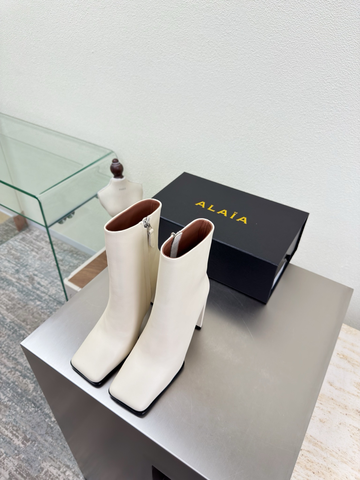 NO:563787,First-layer cowhide Inner zipper boots Fabric-wrapped outsole Square toe Skin-tightening calf 9cm heel height Boots Alaia from Paris Love at first sight Off-white first-layer cowhide Alaia has another sexy side. Paired with different styles, different styles can be easily controlled, whether jeans, suit pants, or pleated skirts, it can upgrade your outfit to fashion, elegance and excellence. Fabric selection First-layer cowhide Leather lining Sheepskin Outsole Original consistent leather outsole 34  35 36 37 38 39 40 41 (34 40 41 customized) configured with original packaging, boots, alaia, boots, skirts, jeans, business suit, cowhide, sheepskin, Leather soles19860909头层牛皮 内拉链短靴 面料包裹大底 方头 紧肤小腿 9cm 跟高 靴子 Alaia 来自巴黎 一见倾心 米白色头层牛皮  阿莱娅还有另外性感的一面  配上不同款式,不同风格都能轻松驾驭,无论牛仔裤,西装裤,还是百褶裙,都能将你的穿搭提升到时尚,优雅和卓越之中 面料选用 头层牛皮 内里羊皮 大底原版一致真皮大底 34 35 36 37 38 39 40 41(34 40 41定制) 配置原版包装,靴子,alaia,boots,skirts,jeans,business suit,cowhide,sheepskin,Leather soles,Women's Shoes