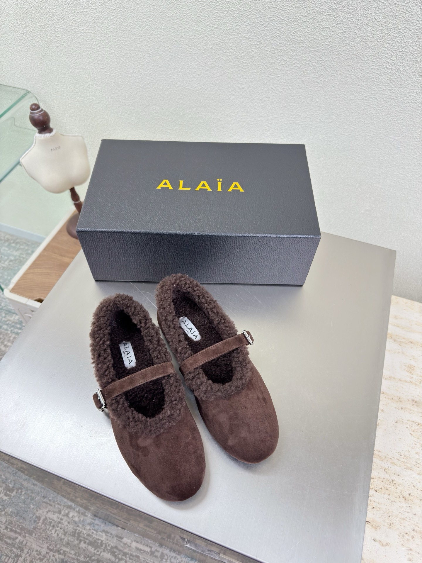 NO:563727,Suede fabric, wool lining, Mary Jane shoes, comfortable and warm. Alaia is from Paris. Love at first sight. Brown. Alaia has another sexy side. Paired with different styles, different styles can be easily controlled. Whether jeans, suit pants, or pleated skirts, it can upgrade your outfit to fashion, elegance and excellence. Fabric selection: Sheep suede leather, suede lining, wool lining. Outsole original uniform pattern sole 34 35 36 37  38 39 40 41 42 43 (34 40 41 42 43 customized) with original packaging, fur shoes, alaia, mary jane, skirts, jeans, business suit, chamois leather19860909麂皮面料 羊毛里 玛丽珍单鞋 舒适温暖 Alaia 来自巴黎 一见倾心 咖啡色  阿莱娅还有另外性感的一面  配上不同款式,不同风格都能轻松驾驭,无论牛仔裤,西装裤,还是百褶裙,都能将你的穿搭提升到时尚,优雅和卓越之中 面料选用 羊反绒皮皮 麂皮 内里 羊毛里 大底原版一致成型花纹鞋底 34 35 36 37 38 39 40 41 42 43 (34 40 41 42 43 定制) 配置原版包装,毛毛鞋,alaia,mary jane,skirts,jeans,business suit,chamois leather,Women's Shoes