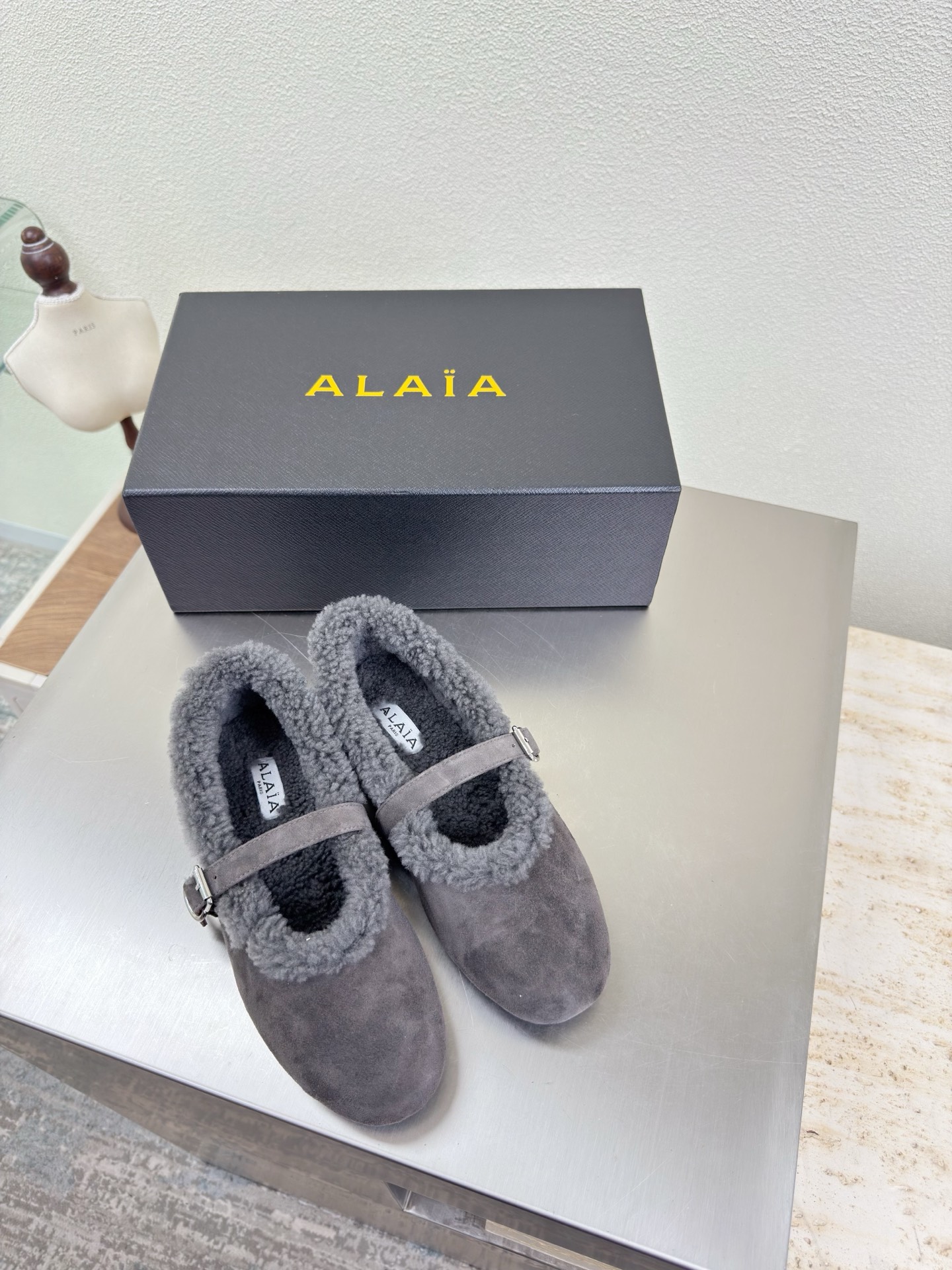 NO:563735,Suede fabric, wool lining, Mary Jane shoes, comfortable and warm Alaia from Paris, love at first sight, gray Alaia has another sexy side. Paired with different styles, different styles can be easily controlled, whether jeans, suit pants, or pleated skirts, it can upgrade your outfit to fashion, elegance and excellence. Fabric selection: Sheep suede leather, suede lining, wool lining, outsole, original uniform pattern sole 34 35 36 37  38 39 40 41 42 43 (34 40 41 42 43 customized) with original packaging, fur shoes, alaia, mary jane, skirts, jeans, business suit, chamois leather19860909麂皮面料 羊毛里 玛丽珍单鞋 舒适温暖 Alaia 来自巴黎 一见倾心 灰色  阿莱娅还有另外性感的一面  配上不同款式,不同风格都能轻松驾驭,无论牛仔裤,西装裤,还是百褶裙,都能将你的穿搭提升到时尚,优雅和卓越之中 面料选用 羊反绒皮皮 麂皮 内里 羊毛里 大底原版一致成型花纹鞋底 34 35 36 37 38 39 40 41 42 43 (34 40 41 42 43 定制) 配置原版包装,毛毛鞋,alaia,mary jane,skirts,jeans,business suit,chamois leather,Women's Shoes