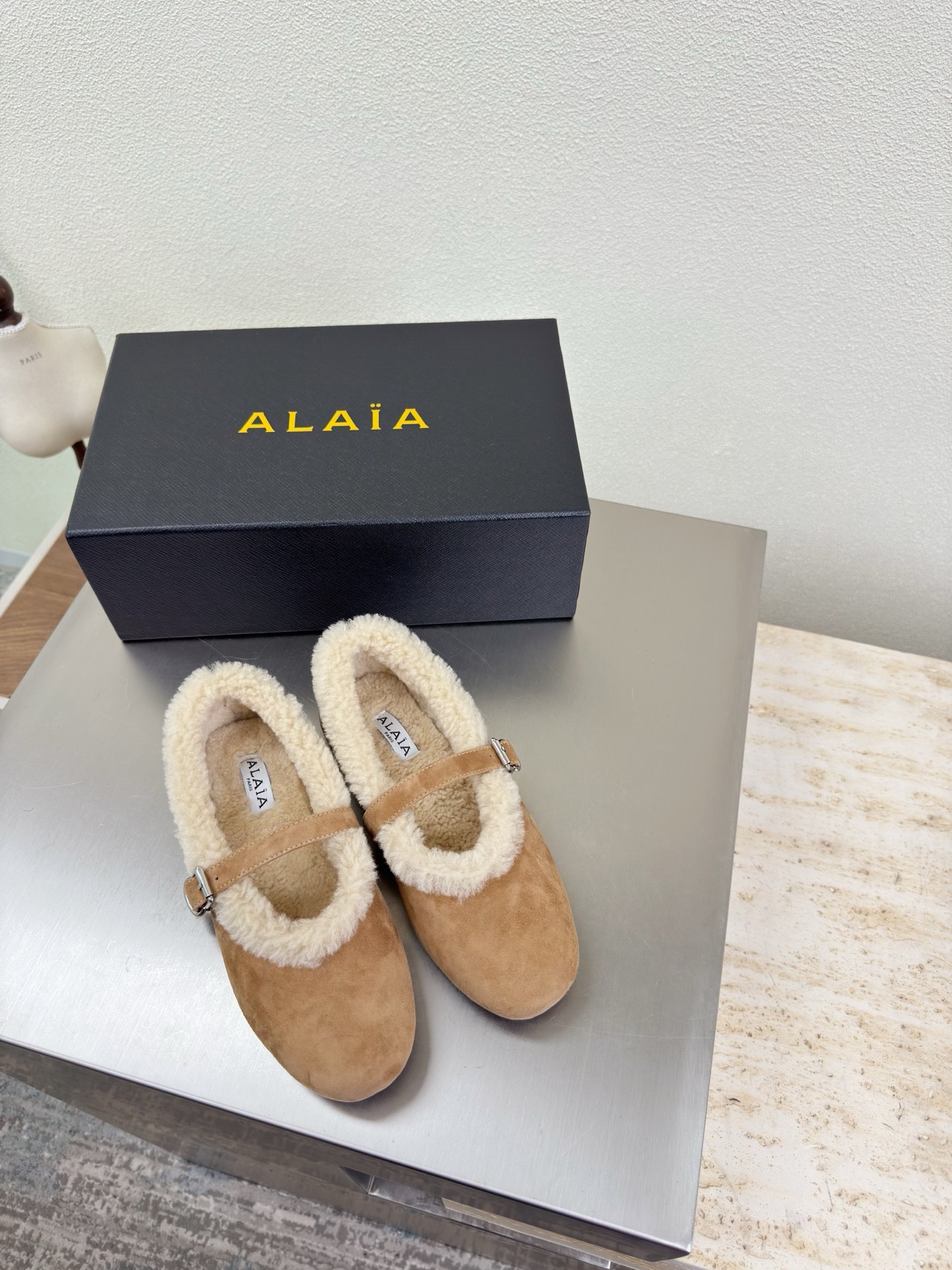 NO:563750,Suede fabric, wool lining, Mary Jane shoes, comfortable and warm. Alaia is from Paris. I fell in love at first sight. Camel color. Alaia has another sexy side. With different styles, different styles can be easily controlled, whether jeans, suit pants, or pleated skirts, it can upgrade your outfit to fashion, elegance and excellence. Fabric selection: Sheep suede leather, suede lining, wool lining. Outsole, original uniform pattern sole 34 35 36 37  38 39 40 41 42 43 (34 40 41 42 43 customized) with original packaging, fur shoes, alaia, mary jane, skirts, jeans, business suit, chamois leather19860909麂皮面料 羊毛里 玛丽珍单鞋 舒适温暖 Alaia 来自巴黎 一见倾心 驼色  阿莱娅还有另外性感的一面  配上不同款式,不同风格都能轻松驾驭,无论牛仔裤,西装裤,还是百褶裙,都能将你的穿搭提升到时尚,优雅和卓越之中 面料选用 羊反绒皮皮 麂皮 内里 羊毛里 大底原版一致成型花纹鞋底 34 35 36 37 38 39 40 41 42 43 (34 40 41 42 43 定制) 配置原版包装,毛毛鞋,alaia,mary jane,skirts,jeans,business suit,chamois leather,Women's Shoes