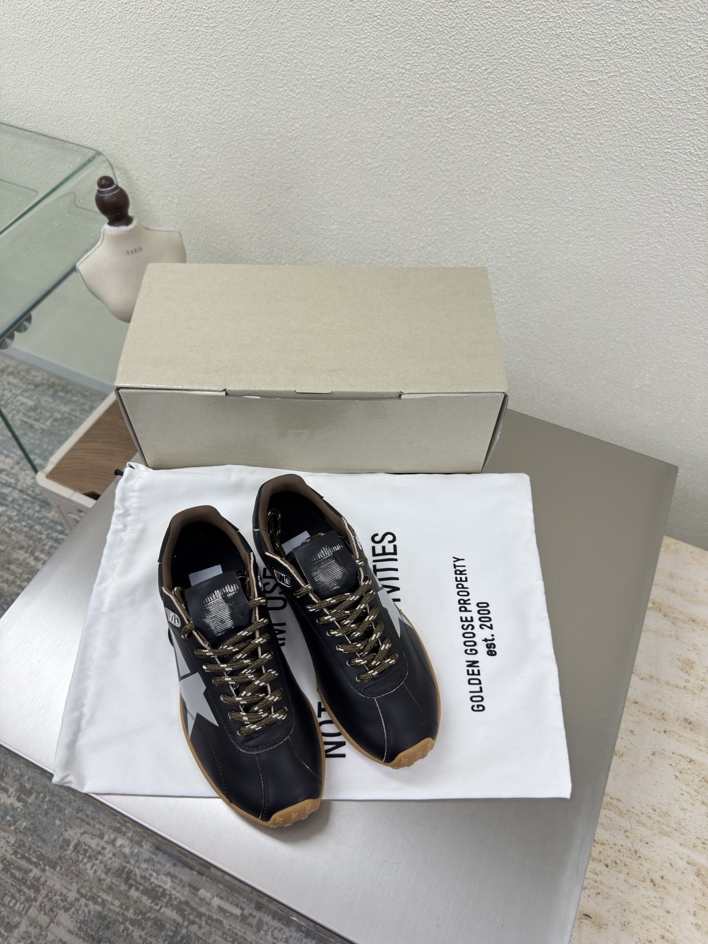 NO:563705,Couple's Forrest Gump Shoes GGDB 25ss Couple's Forrest Gump Shoes | Street Cool Style Men's 10 Black Calf Leather GGDB 25ss Couple's Forrest Gump Shoes are also great!  The unique old design with classic star elements brings a sense of fashion. Whether you are going out with your partner or gathering with friends, you can easily become the focus. Fabric Calfskin Lining Lambskin lining Outsole Original uniformly formed outsole Women's 35 36 37 38 39 40 41 Men's 39 40 41 42 43 44 45 (Male 39 45 customized size)  Equipped with original packaging, casual shoes/sports shoes, sneakers, cowhide, sheepskin19860909情侣款阿甘鞋 GGDB 25ss情侣款阿甘鞋 鞋|街头潮酷风 男款10 黑色小牛皮 GGDB 25ss情侣款阿甘鞋也太好嗑啦！ 独特的做旧设计搭配经典的星星元素,时尚感拉满. 无论是和对象出街还是和朋友聚会 都能轻松成为焦点.  面料 小牛皮  内里 小羊皮里  大底 原版一致成型大底 女款 35 36 37 38 39 40 41 男款39 40 41 42 43 44 45（男39 45 定制码数） 配置原版包装,休闲鞋/运动鞋,sneakers,cowhide,sheepskin,Women's Shoes