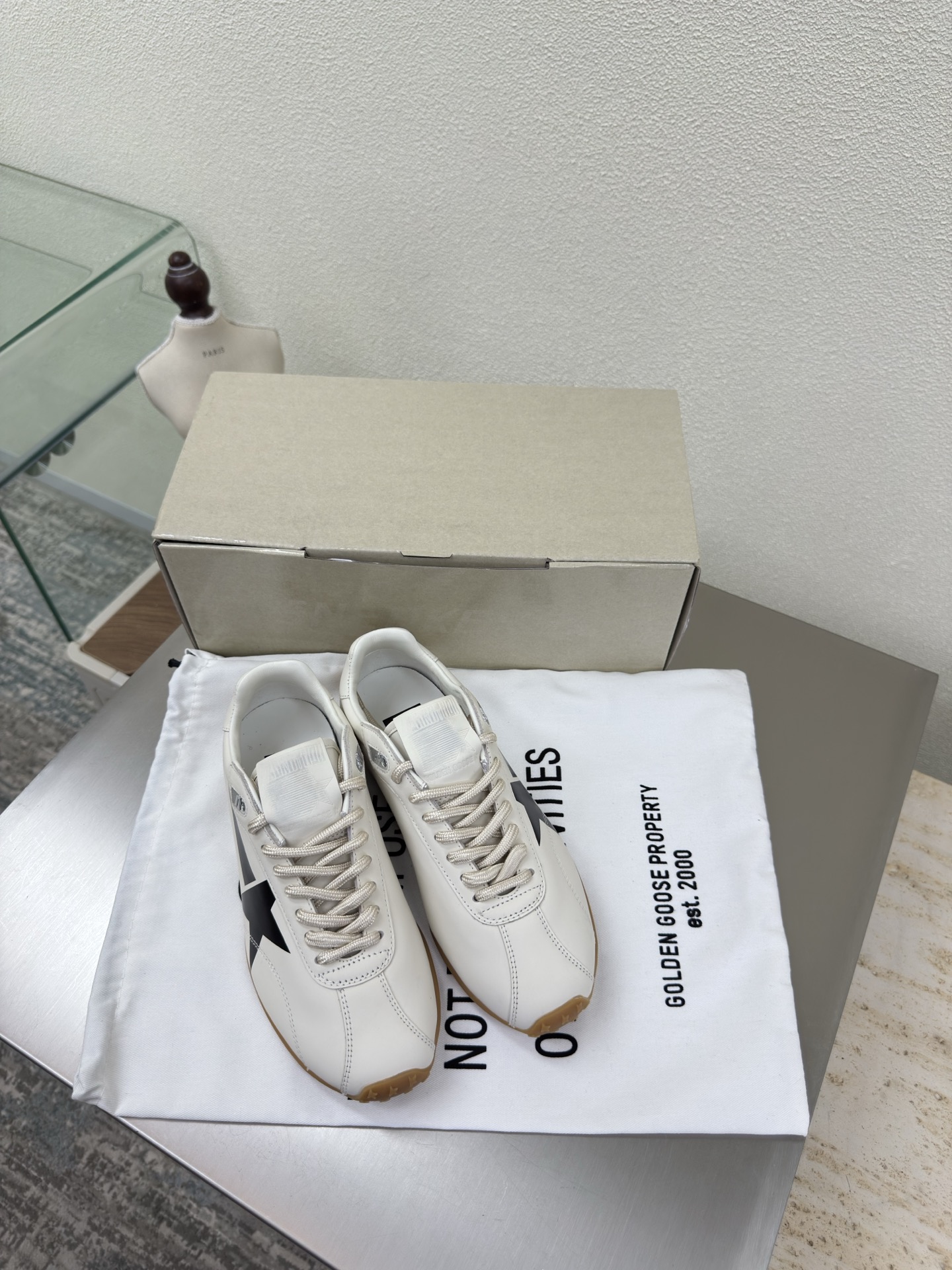 NO:563720,Forrest Gump Shoes for Couples GGDB 25ss Forrest Gump Shoes for Couples Shoes | Street Cool Style Men's 10-meter white calfskin GGDB 25ss Forrest Gump Shoes for Couples are also great!  Unique old design with classic star elements, full of fashion sense. Whether you are going out with your partner or gathering with friends, you can easily become the focus. Fabric Purebred Horsehair Lining Lambskin lining Outsole Original uniformly shaped outsole Women's 35 36 37 38 39 40 41 Men's 39 40 41 42 43 44 45 (Male 39 45 customized size)  Equipped with original packaging, casual shoes/sports shoes, sneakers, cowhide, sheepskin19860909情侣款阿甘鞋 GGDB 25ss情侣款阿甘鞋 鞋|街头潮酷风 男款10 米白色小牛皮 GGDB 25ss情侣款阿甘鞋也太好嗑啦！ 独特的做旧设计搭配经典的星星元素,时尚感拉满. 无论是和对象出街还是和朋友聚会 都能轻松成为焦点.  面料 纯种 马毛  内里 小羊皮里  大底 原版一致成型大底 女款 35 36 37 38 39 40 41 男款39 40 41 42 43 44 45（男39 45 定制码数） 配置原版包装,休闲鞋/运动鞋,sneakers,cowhide,sheepskin,Women's Shoes