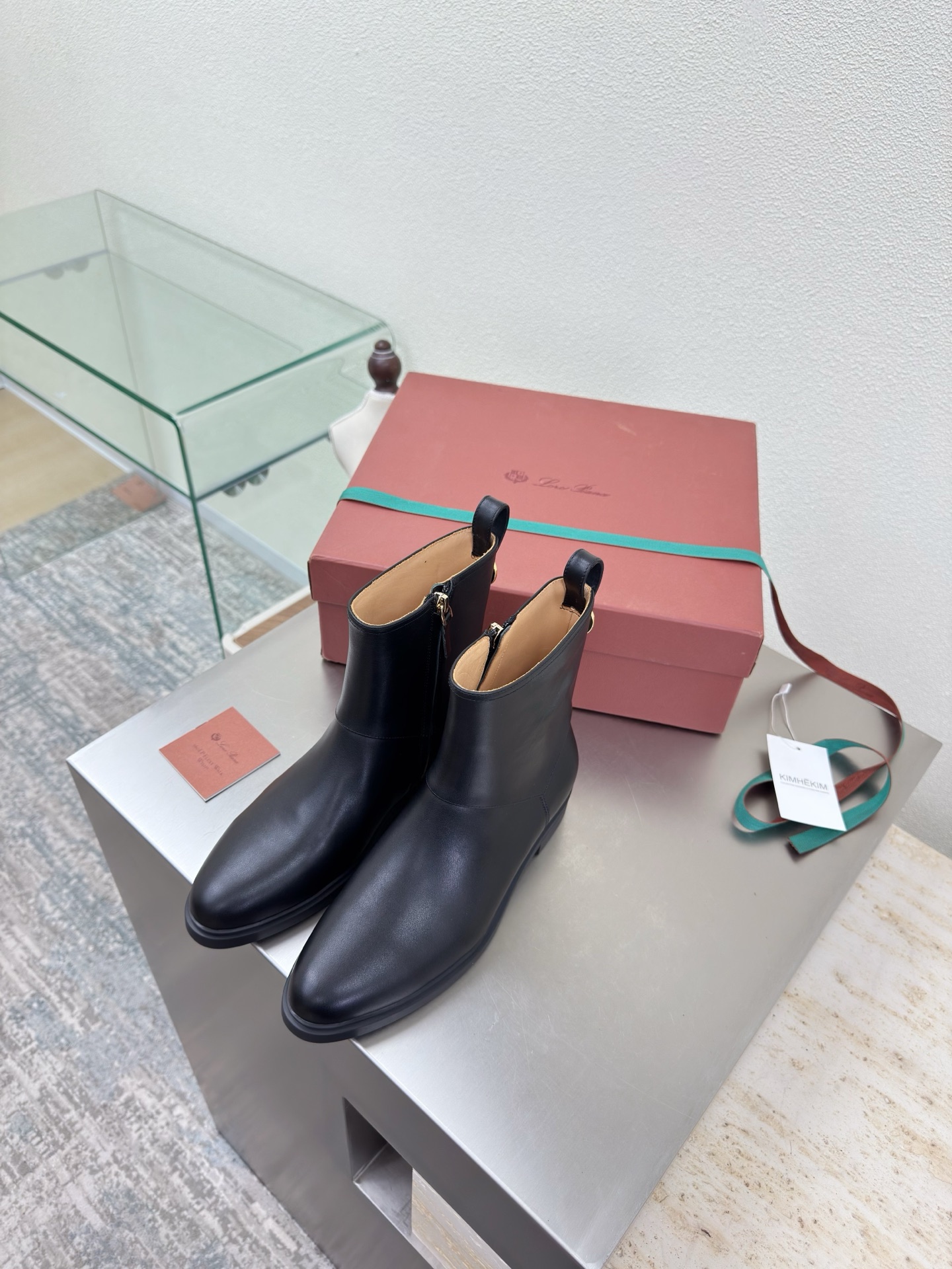 NO:648104,LP classic short boots series, inner zipper design (gift box plus 10 pieces) Loro Piana English: Loro Piana Abbreviation: LP Black calfskin lining Bengal blistered cowhide lining Outsole Original uniformly formed outsole High-end TPU Founded on: September 24, 2019 - Founder of Italy's top luxury brand: Pietro Loro Piana  Categories: Men's clothing, women's clothing, shoes, leather handbags, accessories and gifts (silk scarves, square scarves, scarves, shawls, belts, gloves, hats) Competing products: Brunello Cucinelli, Colombo Fabrics: camel hair, gift from the king, lotus fiber, kid cashmere, cashmere, etc. LP is known as the 'Rolls-Royce of cashmere' and the 'Patek Philippe' of fabrics; politicians, royal families, aristocrats, rich people, and stars are all pursuing softness and luxury.  Top-notch, low-key and flashy. Inconspicuous logo, classic tailoring, exquisite craftsmanship. Low-key and high-end are all written in the details. #LoroPiana 诺yo Piana High version comparison 35 36 37 38 39 40 41 (4041 customization), boots, brunello cucinelli, loro piana, loro piana, patek  philippe,boots,cowhide,gloves,shawls,hats19860909LP 经典短靴系列  内拉链设计（礼品盒另 10） 诺悠翩雅英文: Loro Piana简称:LP 黑色小牛皮 内里 孟加拉水泡牛皮里 大底 原版一致成型大底 高端TPU 创立于:194月24日-意大利顶级奢侈品品牌创始人:pietro Loro Piana 品类:男装、女装、鞋履、皮具手袋、配饰礼品(丝巾、方巾、围巾、披肩、腰带、手套、帽子)竞品:Brunello Cucinelli、Colombo 面料:骆驼毛,国王的礼物,莲花纤维,小山羊绒,羊绒等 LP被称为“羊绒里的劳斯莱斯”、面料里的“百达翡丽”;政客、皇室、贵族、富豪、明星都追求的柔软 奢华 顶级,低调浮华. 不显眼的logo,经典的裁剪,考究的工艺. 低调于高级都写在了细节里.#LoroPiana诺悠翩雅 高版本对版 35 36 37 38 39 40 41（4041定制）,靴子,brunello cucinelli,loro piana,loro piana,patek philippe,boots,cowhide,gloves,shawls,hats,Women's Shoes