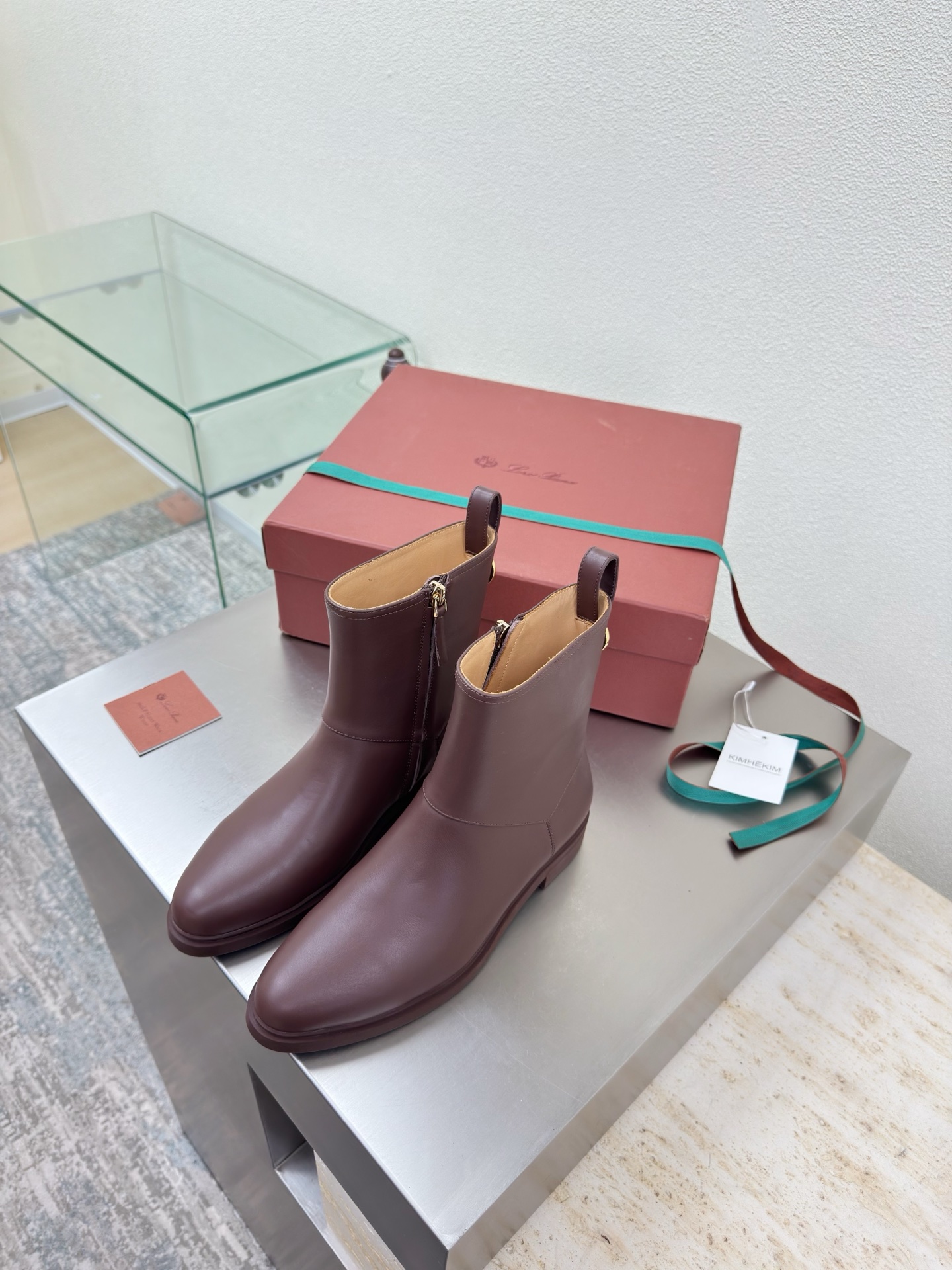 NO:648110,LP classic short boots series, inner zipper design (gift box plus 10 pieces) Loro Piana English: Loro Piana Abbreviation: LP Burgundy calfskin lining Bengal blistered cowhide lining Outsole Original uniformly formed outsole High-end TPU Founded on: September 24, 2019 - Founder of Italy's top luxury brand: Pietro Loro Piana  Categories: Men's clothing, women's clothing, shoes, leather handbags, accessories and gifts (silk scarves, square scarves, scarves, shawls, belts, gloves, hats) Competing products: Brunello Cucinelli, Colombo Fabrics: camel hair, gift from the king, lotus fiber, kid cashmere, cashmere, etc. LP is known as the 'Rolls-Royce of cashmere' and the 'Patek Philippe' of fabrics; politicians, royal families, aristocrats, rich people, and stars are all pursuing softness and luxury.  Top-notch, low-key and flashy. Inconspicuous logo, classic tailoring, exquisite craftsmanship. Low-key and high-end are all written in the details. #LoroPiana 诺yo Piana High version comparison 35 36 37 38 39 40 41 (4041 customization), boots, brunello cucinelli, loro piana, loro piana, patek  philippe,boots,cowhide,gloves,shawls,hats19860909LP 经典短靴系列  内拉链设计（礼品盒另 10） 诺悠翩雅英文: Loro Piana简称:LP 酒红小牛皮 内里 孟加拉水泡牛皮里 大底 原版一致成型大底 高端TPU 创立于:194月24日-意大利顶级奢侈品品牌创始人:pietro Loro Piana 品类:男装、女装、鞋履、皮具手袋、配饰礼品(丝巾、方巾、围巾、披肩、腰带、手套、帽子)竞品:Brunello Cucinelli、Colombo 面料:骆驼毛,国王的礼物,莲花纤维,小山羊绒,羊绒等 LP被称为“羊绒里的劳斯莱斯”、面料里的“百达翡丽”;政客、皇室、贵族、富豪、明星都追求的柔软 奢华 顶级,低调浮华. 不显眼的logo,经典的裁剪,考究的工艺. 低调于高级都写在了细节里.#LoroPiana诺悠翩雅 高版本对版 35 36 37 38 39 40 41（4041定制）,靴子,brunello cucinelli,loro piana,loro piana,patek philippe,boots,cowhide,gloves,shawls,hats,Women's Shoes