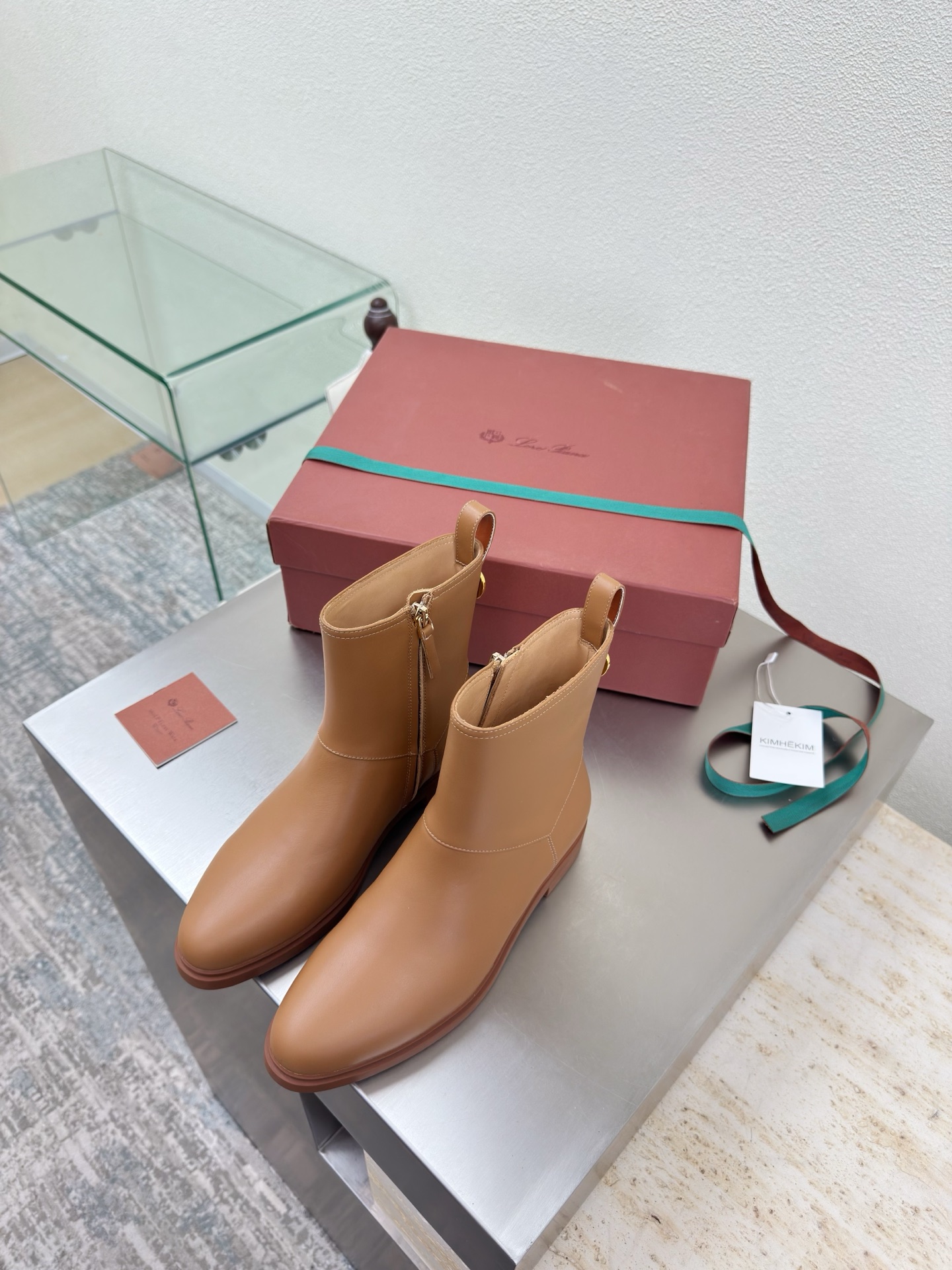 NO:648114,LP classic short boots series, inner zipper design (gift box plus 10 pieces) Loro Piana English: Loro Piana Abbreviation: LP Brown calfskin lining Bengal blistered cowhide lining Outsole Original uniformly formed outsole High-end TPU Founded on: September 24, 2019 - Founder of Italy's top luxury brand: Pietro Loro Piana  Categories: Men's clothing, women's clothing, shoes, leather handbags, accessories and gifts (silk scarves, square scarves, scarves, shawls, belts, gloves, hats) Competing products: Brunello Cucinelli, Colombo Fabrics: camel hair, gift from the king, lotus fiber, kid cashmere, cashmere, etc. LP is known as the 'Rolls-Royce of cashmere' and the 'Patek Philippe' of fabrics; politicians, royal families, aristocrats, rich people, and stars are all pursuing softness and luxury.  Top-notch, low-key and flashy. Inconspicuous logo, classic tailoring, exquisite craftsmanship. Low-key and high-end are all written in the details. #LoroPiana 诺yo Piana High version comparison 35 36 37 38 39 40 41 (4041 customization), boots, brunello cucinelli, loro piana, loro piana, patek  philippe,boots,cowhide,gloves,shawls,hats19860909LP 经典短靴系列  内拉链设计（礼品盒另 10） 诺悠翩雅英文: Loro Piana简称:LP 棕色小牛皮 内里 孟加拉水泡牛皮里 大底 原版一致成型大底 高端TPU 创立于:194月24日-意大利顶级奢侈品品牌创始人:pietro Loro Piana 品类:男装、女装、鞋履、皮具手袋、配饰礼品(丝巾、方巾、围巾、披肩、腰带、手套、帽子)竞品:Brunello Cucinelli、Colombo 面料:骆驼毛,国王的礼物,莲花纤维,小山羊绒,羊绒等 LP被称为“羊绒里的劳斯莱斯”、面料里的“百达翡丽”;政客、皇室、贵族、富豪、明星都追求的柔软 奢华 顶级,低调浮华. 不显眼的logo,经典的裁剪,考究的工艺. 低调于高级都写在了细节里.#LoroPiana诺悠翩雅 高版本对版 35 36 37 38 39 40 41（4041定制）,靴子,brunello cucinelli,loro piana,loro piana,patek philippe,boots,cowhide,gloves,shawls,hats,Women's Shoes