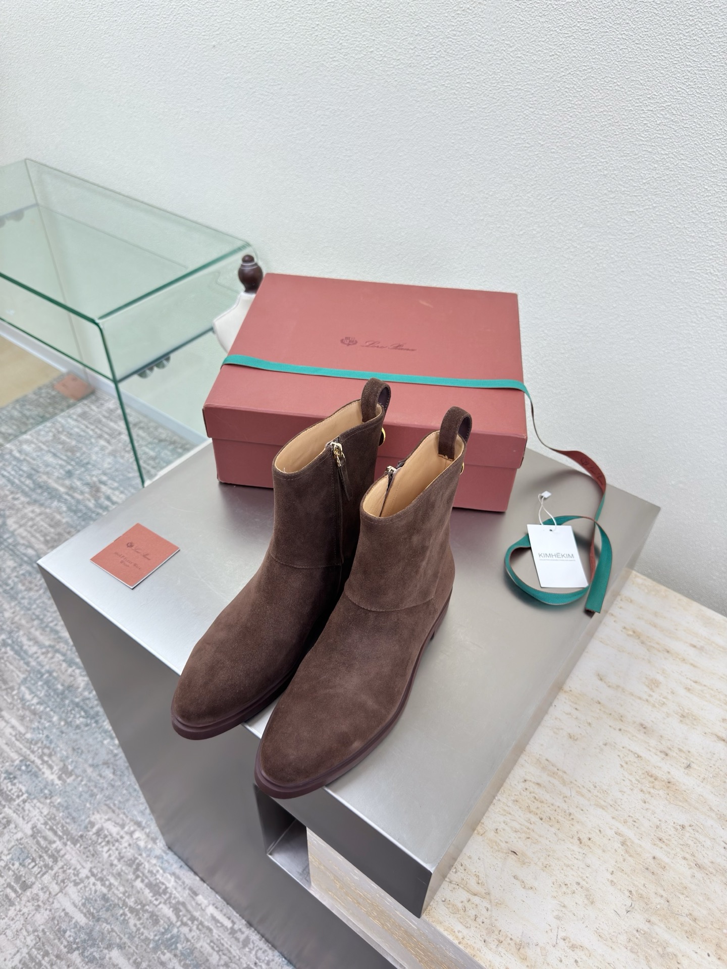 NO:648119,LP classic short boots series, inner zipper design (gift box plus 10 pieces) Loro Piana in English: Loro Piana abbreviation: LP Brown, high-mercerized cow suede leather lining, Bengal blistered cowhide lining, outsole, original uniformly formed outsole, high-end TPU Founded on: September 24, 2019 - Founder of Italy's top luxury brand: pietro Loro Piana  Categories: Men's clothing, women's clothing, shoes, leather handbags, accessories and gifts (silk scarves, square scarves, scarves, shawls, belts, gloves, hats) Competing products: Brunello Cucinelli, Colombo Fabrics: camel hair, gift from the king, lotus fiber, kid cashmere, cashmere, etc. LP is known as the 'Rolls-Royce of cashmere' and the 'Patek Philippe' of fabrics; politicians, royal families, aristocrats, rich people, and stars are all pursuing softness and luxury.  Top-notch, low-key and flashy. Inconspicuous logo, classic tailoring, exquisite craftsmanship. Low-key and high-end are all written in the details. #LoroPiana 诺yo Piana High version comparison 35 36 37 38 39 40 41 (4041 customization), boots, brunello cucinelli, loro piana, loro piana, patek  philippe,boots,cowhide,gloves,shawls,hats19860909LP 经典短靴系列  内拉链设计（礼品盒另 10） 诺悠翩雅英文: Loro Piana简称:LP 咖啡色 高丝光牛反绒皮 内里 孟加拉水泡牛皮里 大底 原版一致成型大底 高端TPU 创立于:194月24日-意大利顶级奢侈品品牌创始人:pietro Loro Piana 品类:男装、女装、鞋履、皮具手袋、配饰礼品(丝巾、方巾、围巾、披肩、腰带、手套、帽子)竞品:Brunello Cucinelli、Colombo 面料:骆驼毛,国王的礼物,莲花纤维,小山羊绒,羊绒等 LP被称为“羊绒里的劳斯莱斯”、面料里的“百达翡丽”;政客、皇室、贵族、富豪、明星都追求的柔软 奢华 顶级,低调浮华. 不显眼的logo,经典的裁剪,考究的工艺. 低调于高级都写在了细节里.#LoroPiana诺悠翩雅 高版本对版 35 36 37 38 39 40 41（4041定制）,靴子,brunello cucinelli,loro piana,loro piana,patek philippe,boots,cowhide,gloves,shawls,hats,Women's Shoes