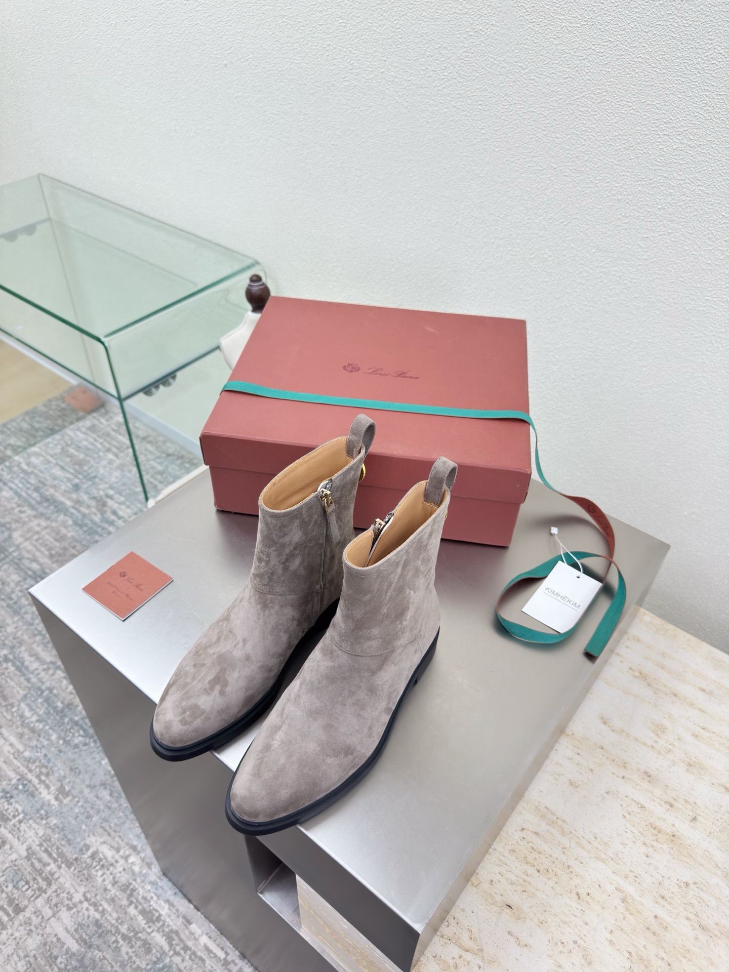 NO:648078,LP classic short boots series, inner zipper design (gift box plus 10 pieces) Loro Piana English: Loro Piana Abbreviation: LP Sand-colored cow suede leather lining Bengal blistered cowhide lining Outsole Original uniformly formed outsole High-end TPU Founded on: September 24, 2019 - Founder of Italy's top luxury brand: Pietro Loro Piana  Categories: Men's clothing, women's clothing, shoes, leather handbags, accessories and gifts (silk scarves, square scarves, scarves, shawls, belts, gloves, hats) Competing products: Brunello Cucinelli, Colombo Fabrics: camel hair, gift from the king, lotus fiber, kid cashmere, cashmere, etc. LP is known as the 'Rolls-Royce of cashmere' and the 'Patek Philippe' of fabrics; politicians, royal families, aristocrats, rich people, and stars are all pursuing softness and luxury.  Top-notch, low-key and flashy. Inconspicuous logo, classic tailoring, exquisite craftsmanship. Low-key and high-end are all written in the details. #LoroPiana 诺yo Piana High version comparison 35 36 37 38 39 40 41 (4041 customization), boots, brunello cucinelli, loro piana, loro piana, patek  philippe,boots,cowhide,gloves,shawls,hats19860909LP 经典短靴系列  内拉链设计（礼品盒另 10） 诺悠翩雅英文: Loro Piana简称:LP 沙色牛反绒皮 内里 孟加拉水泡牛皮里 大底 原版一致成型大底 高端TPU 创立于:194月24日-意大利顶级奢侈品品牌创始人:pietro Loro Piana 品类:男装、女装、鞋履、皮具手袋、配饰礼品(丝巾、方巾、围巾、披肩、腰带、手套、帽子)竞品:Brunello Cucinelli、Colombo 面料:骆驼毛,国王的礼物,莲花纤维,小山羊绒,羊绒等 LP被称为“羊绒里的劳斯莱斯”、面料里的“百达翡丽”;政客、皇室、贵族、富豪、明星都追求的柔软 奢华 顶级,低调浮华. 不显眼的logo,经典的裁剪,考究的工艺. 低调于高级都写在了细节里.#LoroPiana诺悠翩雅 高版本对版 35 36 37 38 39 40 41（4041定制）,靴子,brunello cucinelli,loro piana,loro piana,patek philippe,boots,cowhide,gloves,shawls,hats,Women's Shoes