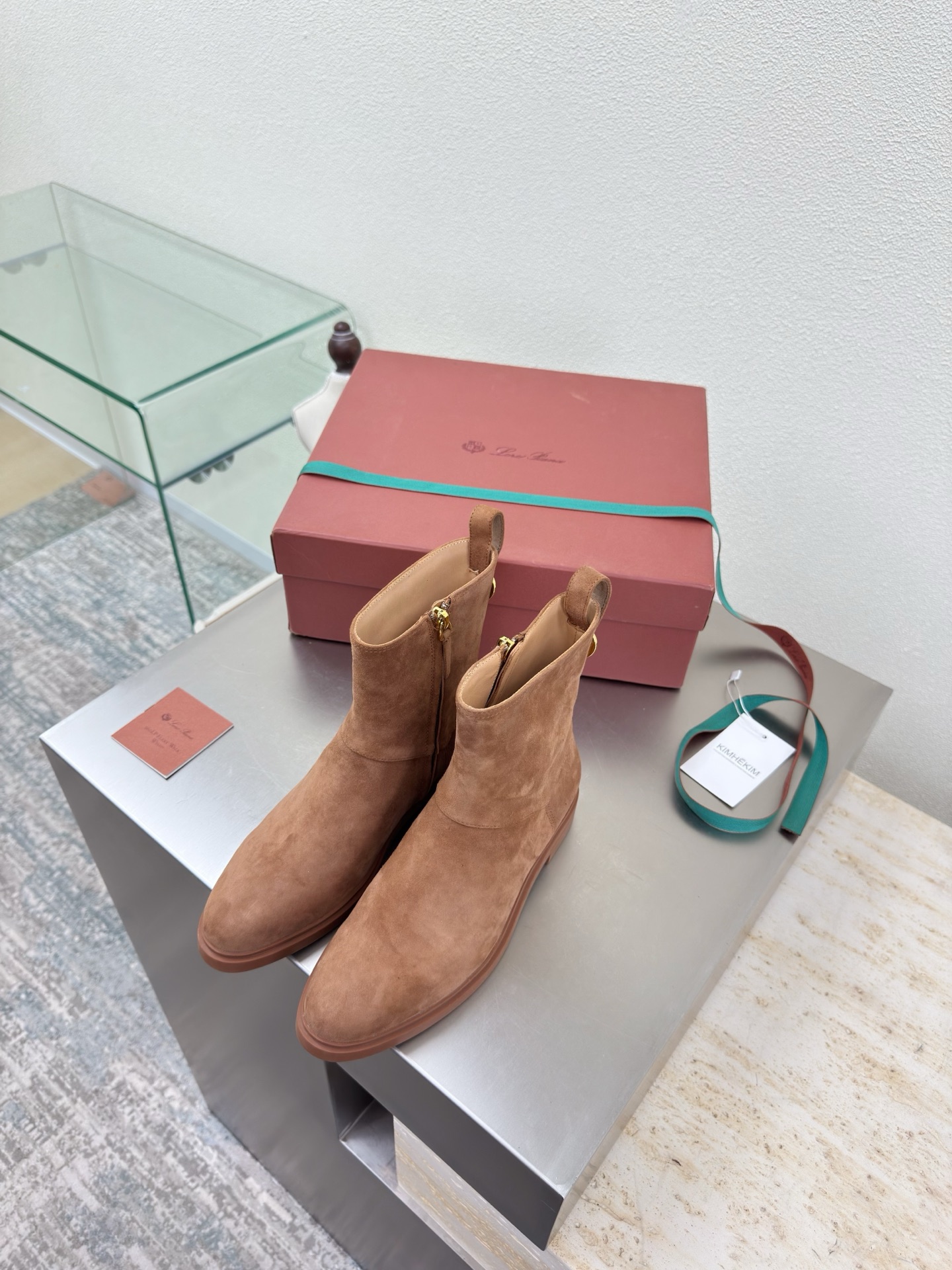 NO:648083,LP classic short boots series, inner zipper design (gift box plus 10 pieces) Loro Piana English: Loro Piana Abbreviation: LP Brown cow suede leather lining Bangladesh blistered cowhide lining Outsole Original uniformly formed outsole High-end TPU Founded on: September 24, 2019 - Founder of Italy's top luxury brand: Pietro Loro Piana  Categories: Men's clothing, women's clothing, shoes, leather handbags, accessories and gifts (silk scarves, square scarves, scarves, shawls, belts, gloves, hats) Competing products: Brunello Cucinelli, Colombo Fabrics: camel hair, gift from the king, lotus fiber, kid cashmere, cashmere, etc. LP is known as the 'Rolls-Royce of cashmere' and the 'Patek Philippe' of fabrics; politicians, royal families, aristocrats, rich people, and stars are all pursuing softness and luxury.  Top-notch, low-key and flashy. Inconspicuous logo, classic tailoring, exquisite craftsmanship. Low-key and high-end are all written in the details. #LoroPiana 诺yo Piana High version comparison 35 36 37 38 39 40 41 (4041 customization), boots, brunello cucinelli, loro piana, loro piana, patek  philippe,boots,cowhide,gloves,shawls,hats19860909LP 经典短靴系列  内拉链设计（礼品盒另 10） 诺悠翩雅英文: Loro Piana简称:LP 棕色牛反绒皮 内里 孟加拉水泡牛皮里 大底 原版一致成型大底 高端TPU 创立于:194月24日-意大利顶级奢侈品品牌创始人:pietro Loro Piana 品类:男装、女装、鞋履、皮具手袋、配饰礼品(丝巾、方巾、围巾、披肩、腰带、手套、帽子)竞品:Brunello Cucinelli、Colombo 面料:骆驼毛,国王的礼物,莲花纤维,小山羊绒,羊绒等 LP被称为“羊绒里的劳斯莱斯”、面料里的“百达翡丽”;政客、皇室、贵族、富豪、明星都追求的柔软 奢华 顶级,低调浮华. 不显眼的logo,经典的裁剪,考究的工艺. 低调于高级都写在了细节里.#LoroPiana诺悠翩雅 高版本对版 35 36 37 38 39 40 41（4041定制）,靴子,brunello cucinelli,loro piana,loro piana,patek philippe,boots,cowhide,gloves,shawls,hats,Women's Shoes