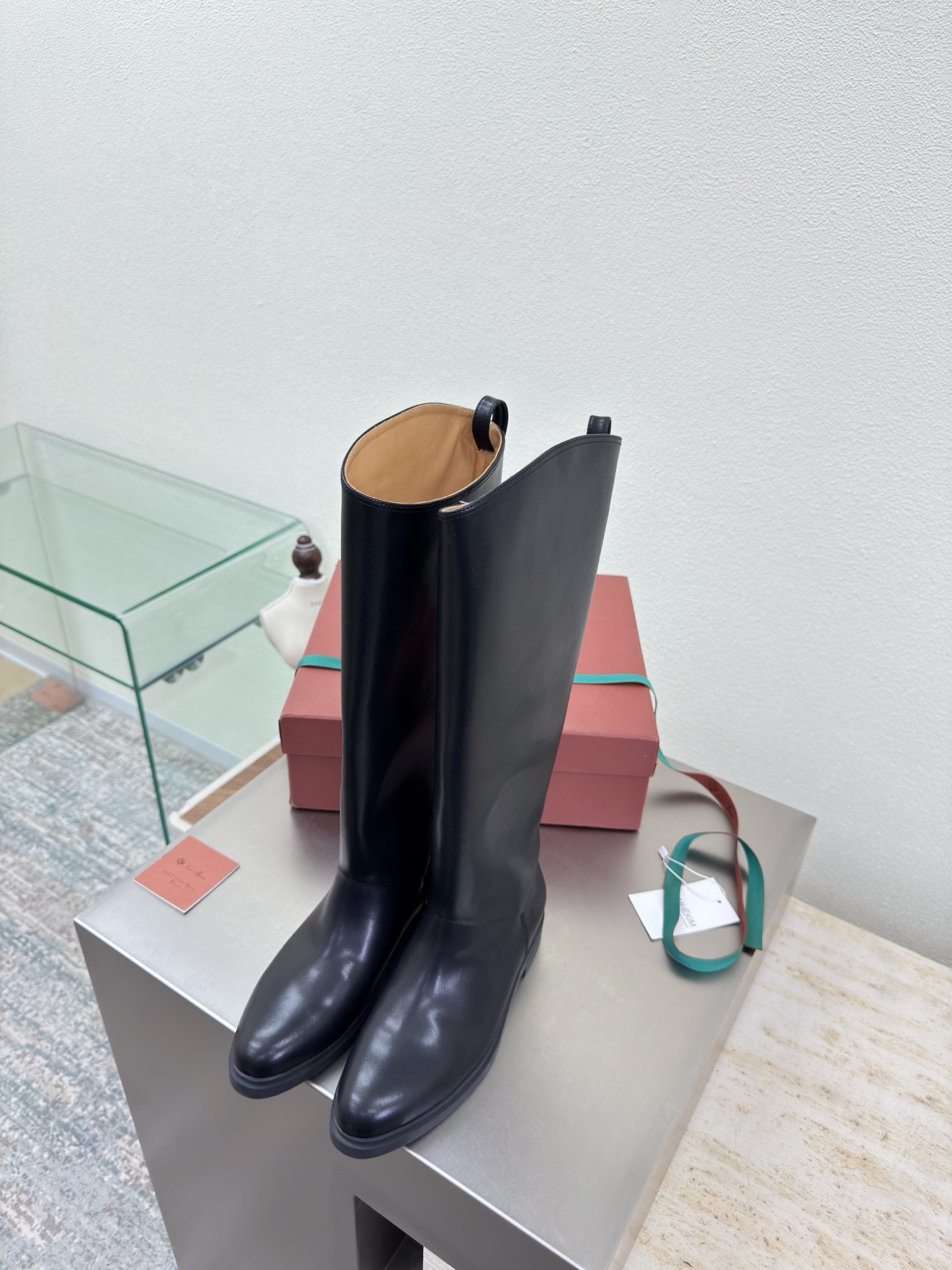 NO:648096,Butter high boots LP Classic short boots series Inner zipper design Loro Piana English: Loro Piana Abbreviation: LP Black butter lining Bengal blistered cowhide lining Outsole Original uniformly formed outsole High-end TPU Founded on: September 24, 2019 - Founder of Italy's top luxury brand: Pietro Loro Piana  Categories: Men's clothing, women's clothing, shoes, leather handbags, accessories and gifts (silk scarves, square scarves, scarves, shawls, belts, gloves, hats) Competing products: Brunello Cucinelli, Colombo Fabrics: camel hair, gift from the king, lotus fiber, kid cashmere, cashmere, etc. LP is known as the 'Rolls-Royce of cashmere' and the 'Patek Philippe' of fabrics; politicians, royal families, aristocrats, rich people, and stars are all pursuing softness and luxury.  Top-notch, low-key and flashy. Inconspicuous logo, classic tailoring, exquisite craftsmanship. Low-key and high-end are all written in the details. #LoroPiana 诺yo Piana High version comparison 35 36 37 38 39 40 41 (4041 customization), boots, brunello cucinelli, loro piana, loro piana, patek  philippe,boots,cowhide,gloves,shawls,hats19860909牛油高靴 LP 经典短靴系列  内拉链设计 诺悠翩雅英文: Loro Piana简称:LP 黑色牛油 内里 孟加拉水泡牛皮里 大底 原版一致成型大底 高端TPU 创立于:194月24日-意大利顶级奢侈品品牌创始人:pietro Loro Piana 品类:男装、女装、鞋履、皮具手袋、配饰礼品(丝巾、方巾、围巾、披肩、腰带、手套、帽子)竞品:Brunello Cucinelli、Colombo 面料:骆驼毛,国王的礼物,莲花纤维,小山羊绒,羊绒等 LP被称为“羊绒里的劳斯莱斯”、面料里的“百达翡丽”;政客、皇室、贵族、富豪、明星都追求的柔软 奢华 顶级,低调浮华. 不显眼的logo,经典的裁剪,考究的工艺. 低调于高级都写在了细节里.#LoroPiana诺悠翩雅 高版本对版 35 36 37 38 39 40 41（4041定制）,靴子,brunello cucinelli,loro piana,loro piana,patek philippe,boots,cowhide,gloves,shawls,hats,Women's Shoes