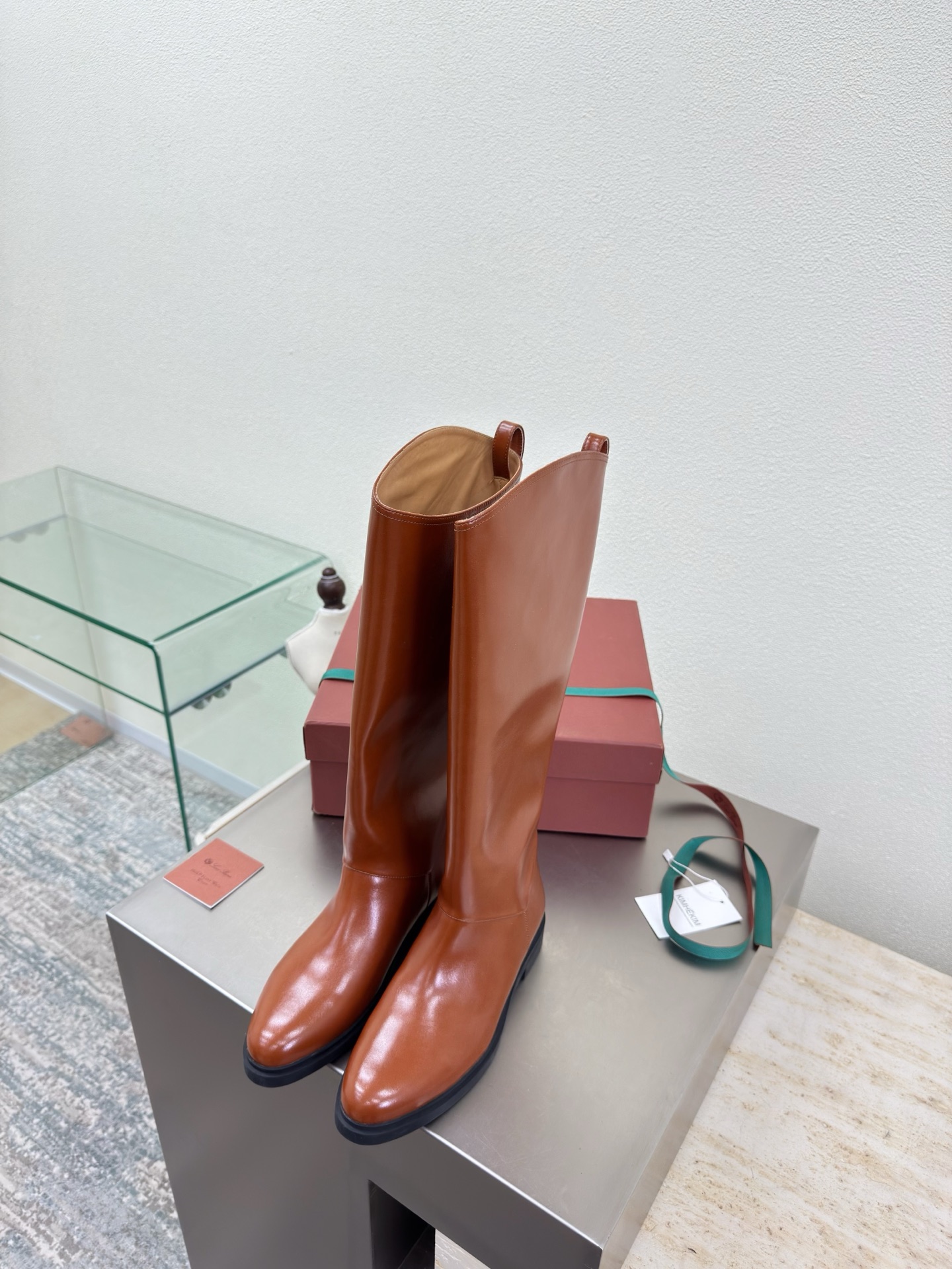 NO:648100,Butter high boots LP Classic short boots series Inner zipper design Loro Piana English: Loro Piana Abbreviation: LP Brown butter lining Bengal blistered cowhide lining Outsole Original uniformly formed outsole High-end TPU Founded on: September 24, 2019 - Founder of Italy's top luxury brand: Pietro Loro Piana  Categories: Men's clothing, women's clothing, shoes, leather handbags, accessories and gifts (silk scarves, square scarves, scarves, shawls, belts, gloves, hats) Competing products: Brunello Cucinelli, Colombo Fabrics: camel hair, gift from the king, lotus fiber, kid cashmere, cashmere, etc. LP is known as the 'Rolls-Royce of cashmere' and the 'Patek Philippe' of fabrics; politicians, royal families, aristocrats, rich people, and stars are all pursuing softness and luxury.  Top-notch, low-key and flashy. Inconspicuous logo, classic tailoring, exquisite craftsmanship. Low-key and high-end are all written in the details. #LoroPiana 诺yo Piana High version comparison 35 36 37 38 39 40 41 (4041 customization), boots, brunello cucinelli, loro piana, loro piana, patek  philippe,boots,cowhide,gloves,shawls,hats19860909牛油高靴 LP 经典短靴系列  内拉链设计 诺悠翩雅英文: Loro Piana简称:LP 棕色牛油 内里 孟加拉水泡牛皮里 大底 原版一致成型大底 高端TPU 创立于:194月24日-意大利顶级奢侈品品牌创始人:pietro Loro Piana 品类:男装、女装、鞋履、皮具手袋、配饰礼品(丝巾、方巾、围巾、披肩、腰带、手套、帽子)竞品:Brunello Cucinelli、Colombo 面料:骆驼毛,国王的礼物,莲花纤维,小山羊绒,羊绒等 LP被称为“羊绒里的劳斯莱斯”、面料里的“百达翡丽”;政客、皇室、贵族、富豪、明星都追求的柔软 奢华 顶级,低调浮华. 不显眼的logo,经典的裁剪,考究的工艺. 低调于高级都写在了细节里.#LoroPiana诺悠翩雅 高版本对版 35 36 37 38 39 40 41（4041定制）,靴子,brunello cucinelli,loro piana,loro piana,patek philippe,boots,cowhide,gloves,shawls,hats,Women's Shoes