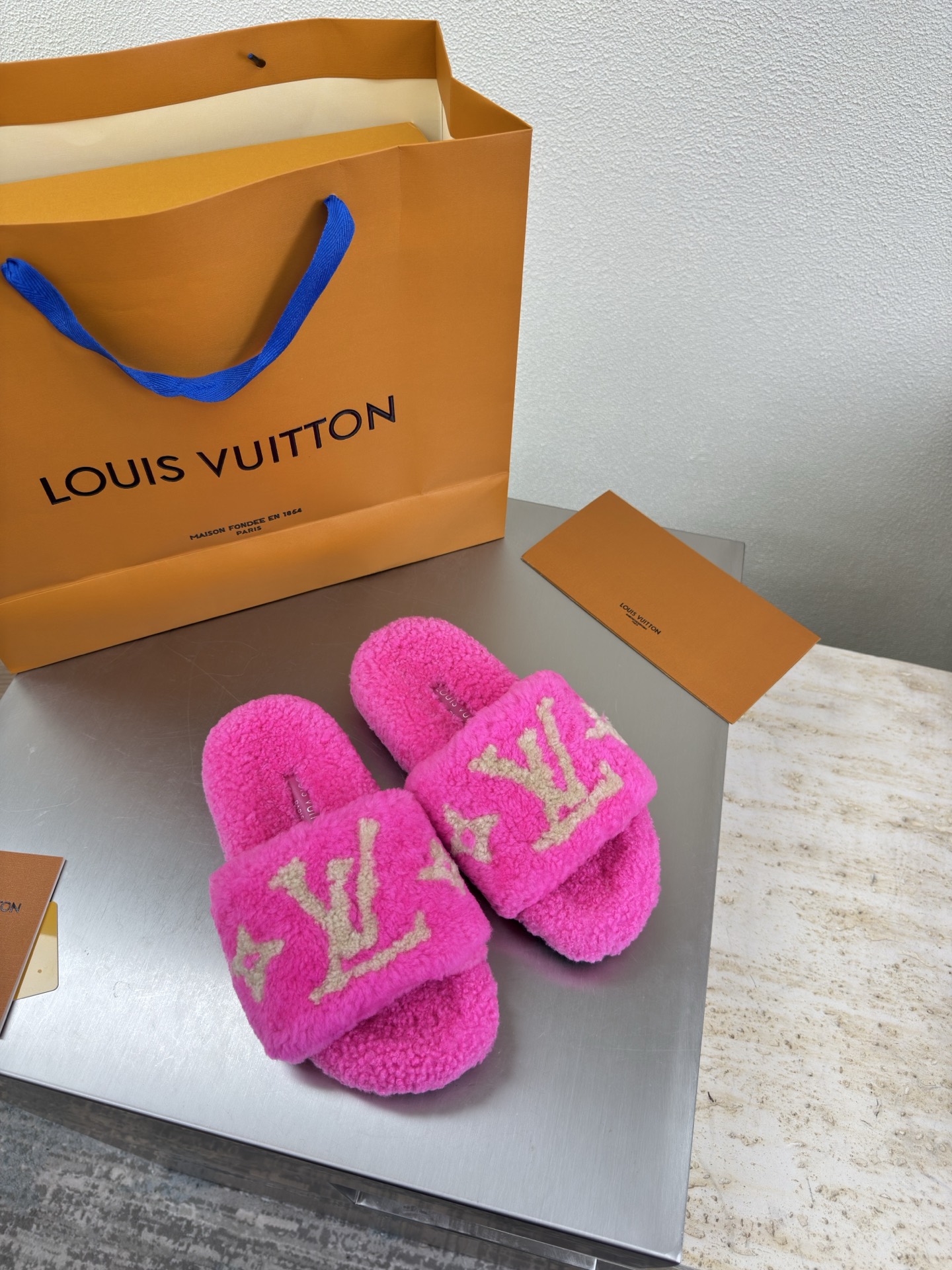 NO:576759,Imported lamb wool slippers, L donkey super cost-effective packaging, high quality, flawless, 5 colors, rose red lamb wool, apricot logo wool, made by LV, so that LV can still provide creators and young players with surprise and desire. 5 new colors are once again produced in high production, and the actual products have been fully exposed and are expected to be released in the near future!  Material imported lamb wool, high quality, flawless, original TPU outsole, size 35 36 37 38 39 40 41, wool shoes and slippers, louis vuitton, louis vuitton, slippers19860909进口羊羔毛拖鞋 L驴超高性价比 包装 高品质 无瑕疵 5种配色 玫红羊羔毛 拼杏色logo羊毛LV 打造 使得 LV  仍能为创作者、青年玩家,提供惊艳和渴望. 5 种款新配色再次高产上新,目前实物已经全面曝光,预计将在近期陆续发布！ 材质进口羊羔毛 高品质 无瑕疵 鞋底原版TPU大底 码数 35 36 37 38 39 40 41,毛毛鞋拖鞋,louis vuitton,louis vuitton,slippers,Women's Shoes