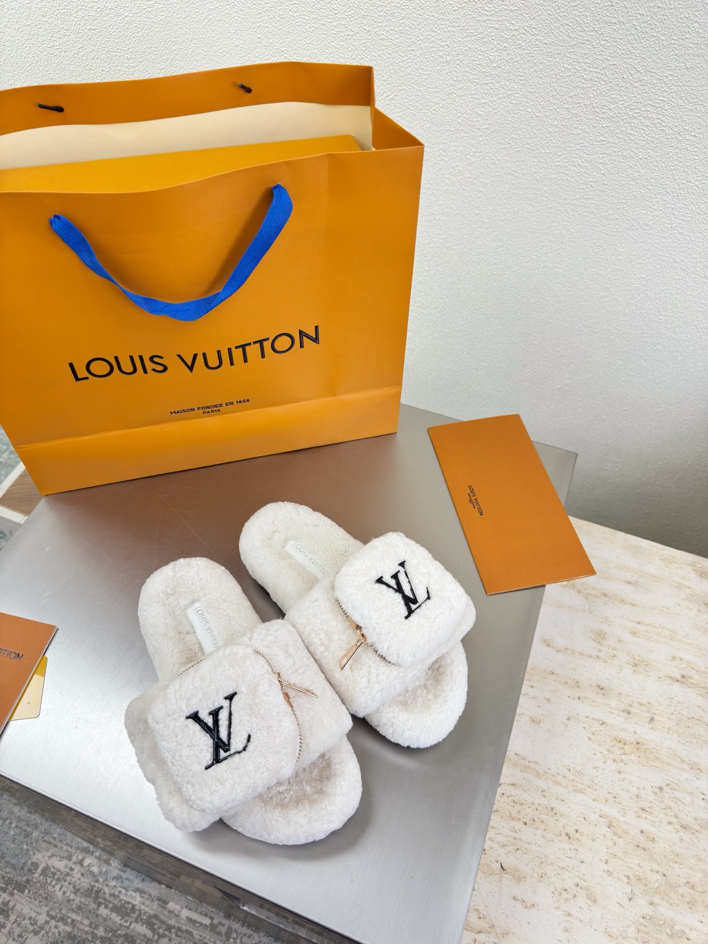 NO:576760,Coin purse bag, imported lamb hair slippers, L donkey super cost-effective packaging, high quality, flawless, 5 colors, off-white, lamb hair, epoxy logo, made by LV, so that LV can still provide surprise and desire for creators and young players. The 5 new colors are once again high-yield, and the actual products have been fully exposed, and are expected to be released in the near future!  Material imported lamb wool, high quality, flawless, original TPU outsole, size 35 36 37 38 39 40 41, wool shoes and slippers, louis vuitton, louis vuitton, slippers, wallets19860909零钱包包款 进口羊羔毛拖鞋 L驴超高性价比 包装 高品质 无瑕疵 5种配色 米白色 羊羔毛 滴胶logo LV 打造 使得 LV  仍能为创作者、青年玩家,提供惊艳和渴望. 5 种款新配色再次高产上新,目前实物已经全面曝光,预计将在近期陆续发布！ 材质进口羊羔毛 高品质 无瑕疵 鞋底原版TPU大底 码数 35 36 37 38 39 40 41,毛毛鞋拖鞋,louis vuitton,louis vuitton,slippers,wallets,Women's Shoes