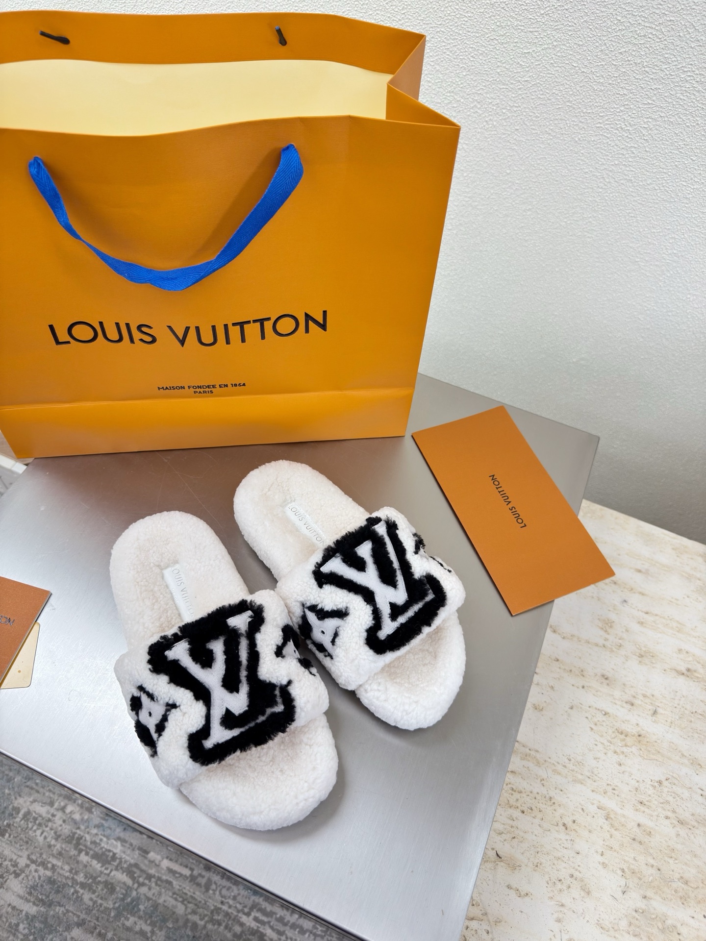 NO:576765,Double shadow color matching imported lamb hair slippers L donkey super cost-effective packaging high quality flawless 5 colors off-white lamb wool double shadow color matching logo LV created so that LV can still provide creators and young players with surprises and desires. The 5 new colors are once again high-yield, and the actual products have been fully exposed and are expected to be released in the near future!  Material imported lamb wool, high quality, flawless, original TPU outsole, size 35 36 37 38 39 40 41, wool shoes and slippers, louis vuitton, louis vuitton, slippers19860909双影拼色款 进口羊羔毛拖鞋 L驴超高性价比 包装 高品质 无瑕疵 5种配色 米白色羊羔毛 双影拼色logo LV 打造 使得 LV  仍能为创作者、青年玩家,提供惊艳和渴望. 5 种款新配色再次高产上新,目前实物已经全面曝光,预计将在近期陆续发布！ 材质进口羊羔毛 高品质 无瑕疵 鞋底原版TPU大底 码数 35 36 37 38 39 40 41,毛毛鞋拖鞋,louis vuitton,louis vuitton,slippers,Women's Shoes