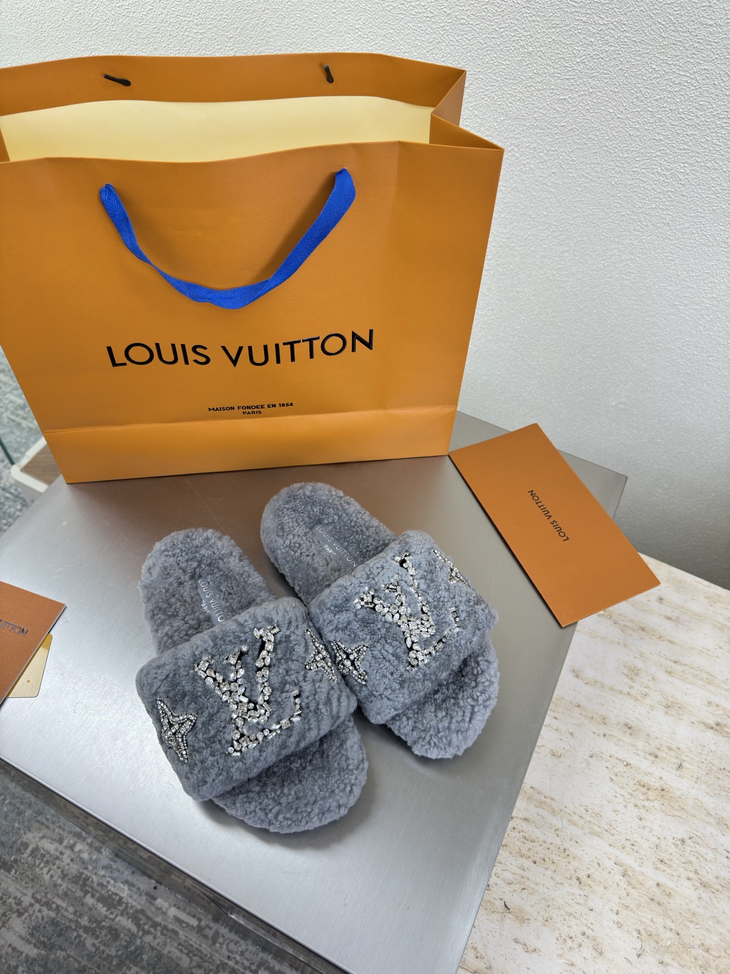 NO:576769,Diamond hand-sewn logo Imported lamb hair slippers L donkey super cost-effective packaging High-quality flawless 5 colors Gray lamb wool Diamond hand-sewn logo Made by LV so that LV can still provide surprise and desire for creators and young players. The 5 new colors are once again high-yield, and the actual products have been fully exposed and are expected to be released in the near future!  Material imported lamb wool, high quality, flawless, original TPU outsole, size 35 36 37 38 39 40 41, wool shoes and slippers, louis vuitton, louis vuitton, slippers19860909钻石手工缝制logo 进口羊羔毛拖鞋 L驴超高性价比 包装 高品质 无瑕疵 5种配色 灰色 羊羔毛 钻石手工缝制 logo LV 打造 使得 LV  仍能为创作者、青年玩家,提供惊艳和渴望. 5 种款新配色再次高产上新,目前实物已经全面曝光,预计将在近期陆续发布！ 材质进口羊羔毛 高品质 无瑕疵 鞋底原版TPU大底 码数 35 36 37 38 39 40 41,毛毛鞋拖鞋,louis vuitton,louis vuitton,slippers,Women's Shoes