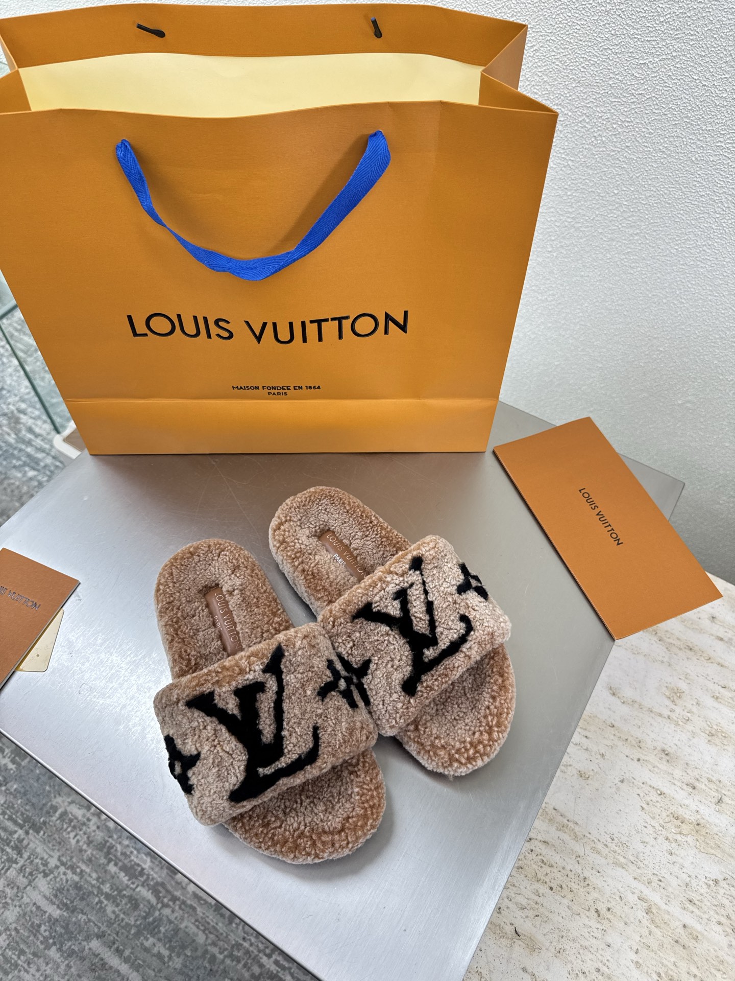 NO:576773,Two-color effect, color matching logo, imported lamb hair slippers, L donkey super cost-effective packaging, high quality, flawless, 5 colors, camel lamb hair, diamond hand-stitched logo, made by LV, so that LV can still provide surprise and desire for creators and young players. 5 new colors are once again produced in high production, and the actual products have been fully exposed, and are expected to be released in the near future!  Material imported lamb wool, high quality, flawless, original TPU outsole, size 35 36 37 38 39 40 41, wool shoes and slippers, louis vuitton, louis vuitton, slippers19860909双色效果 拼色logo 进口羊羔毛拖鞋 L驴超高性价比 包装 高品质 无瑕疵 5种配色 驼色羊羔毛 钻石手工缝制 logo LV 打造 使得 LV  仍能为创作者、青年玩家,提供惊艳和渴望. 5 种款新配色再次高产上新,目前实物已经全面曝光,预计将在近期陆续发布！ 材质进口羊羔毛 高品质 无瑕疵 鞋底原版TPU大底 码数 35 36 37 38 39 40 41,毛毛鞋拖鞋,louis vuitton,louis vuitton,slippers,Women's Shoes