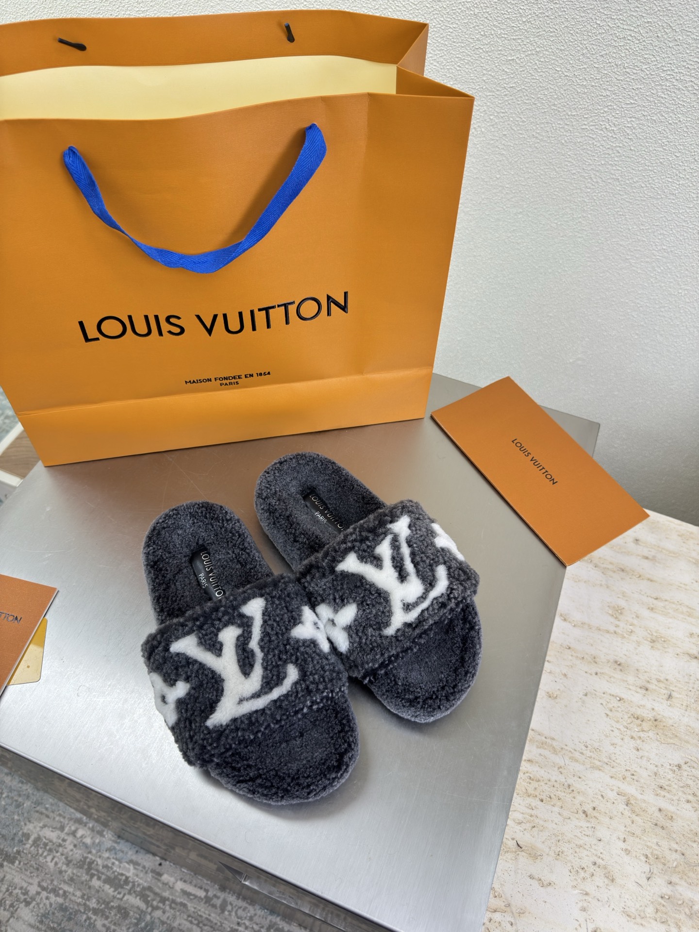 NO:576777,Two-color effect, color matching logo, imported lamb hair slippers, L donkey super cost-effective packaging, high quality, flawless, 5 colors, black lamb wool, diamond hand-stitched logo, made by LV, so that LV can still provide surprise and desire for creators and young players. The 5 new colors are once again high-yield, and the actual products have been fully exposed, and are expected to be released in the near future!  Material imported lamb wool, high quality, flawless, original TPU outsole, size 35 36 37 38 39 40 41, wool shoes and slippers, louis vuitton, louis vuitton, slippers19860909双色效果 拼色logo 进口羊羔毛拖鞋 L驴超高性价比 包装 高品质 无瑕疵 5种配色 黑色羊羔毛 钻石手工缝制 logo LV 打造 使得 LV  仍能为创作者、青年玩家,提供惊艳和渴望. 5 种款新配色再次高产上新,目前实物已经全面曝光,预计将在近期陆续发布！ 材质进口羊羔毛 高品质 无瑕疵 鞋底原版TPU大底 码数 35 36 37 38 39 40 41,毛毛鞋拖鞋,louis vuitton,louis vuitton,slippers,Women's Shoes