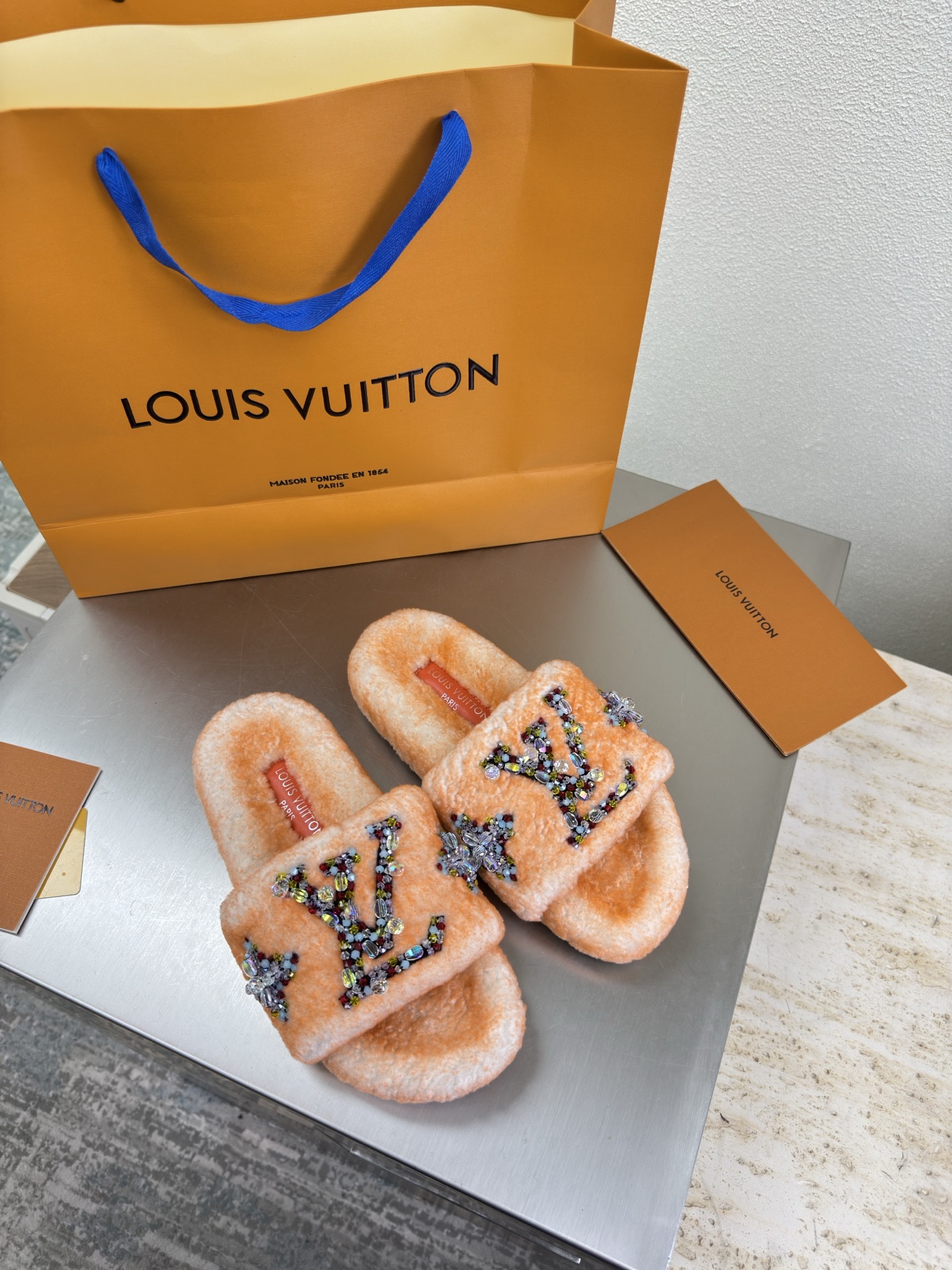 NO:576781,Colored diamond logo hand-sewn Two-color lamb wool slippers Imported lamb hair slippers L donkey super cost-effective Packaging High quality Flawless 5 colors Orange lamb wool Diamond hand-sewn logo LV created so that LV can still provide creators and young players with surprises and desires. 5 new colors are once again high-yield, and the actual products have been fully exposed and are expected to be released in the near future!  Material imported lamb wool, high quality, flawless, original TPU outsole, size 35 36 37 38 39 40 41, wool shoes and slippers, louis vuitton, louis vuitton, slippers19860909彩色钻石logo 手工缝制 双色羊羔毛拖鞋  进口羊羔毛拖鞋 L驴超高性价比 包装 高品质 无瑕疵 5种配色 橘色羊羔毛 钻石手工缝制 logo LV 打造 使得 LV  仍能为创作者、青年玩家,提供惊艳和渴望. 5 种款新配色再次高产上新,目前实物已经全面曝光,预计将在近期陆续发布！ 材质进口羊羔毛 高品质 无瑕疵 鞋底原版TPU大底 码数 35 36 37 38 39 40 41,毛毛鞋拖鞋,louis vuitton,louis vuitton,slippers,Women's Shoes