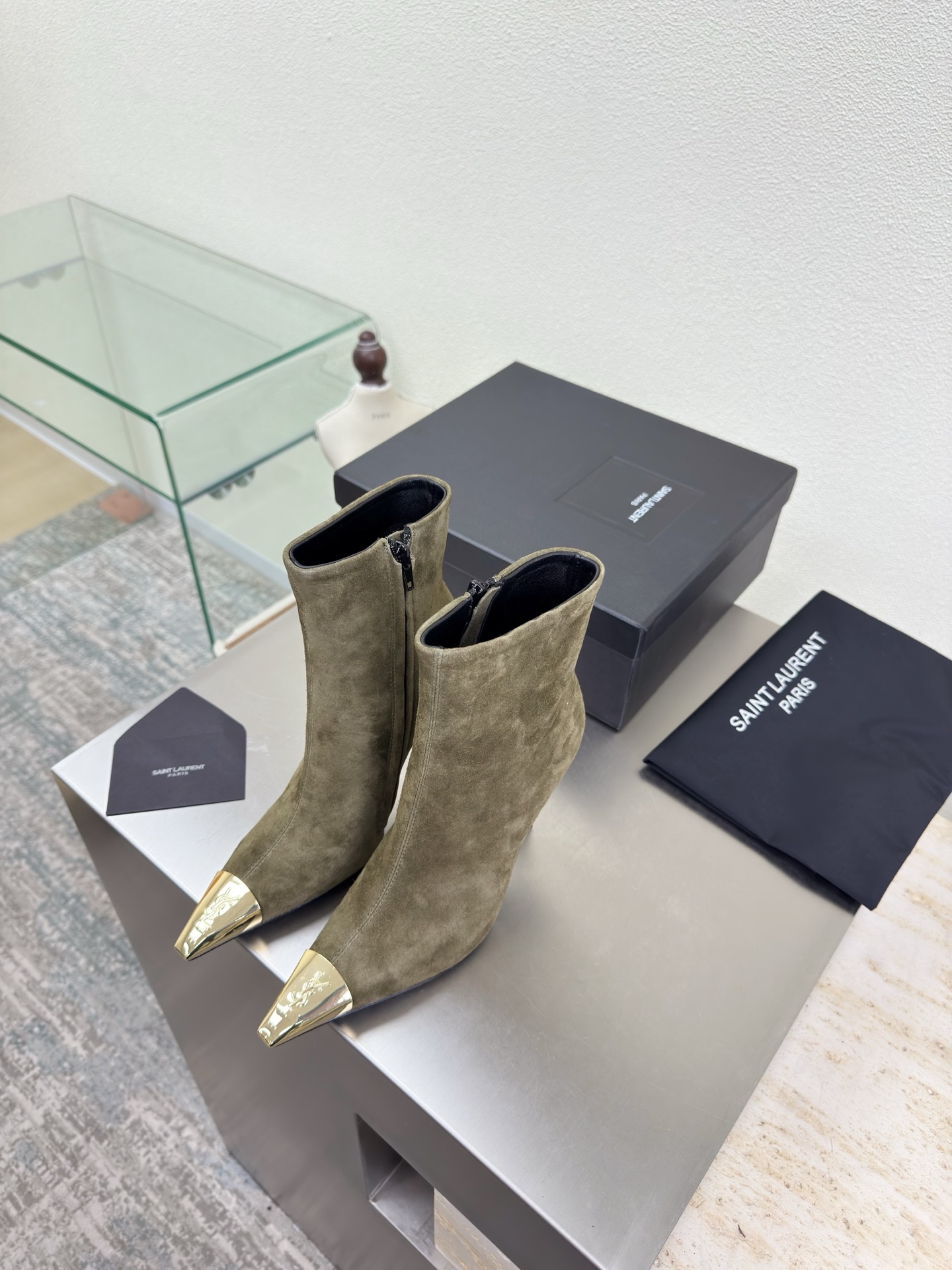 NO:576747,A must-have for long legs. Metal toe YSL high-heeled short boots. Yvette Saint Laurent logo. Exquisite high-heeled olive green. The poplar forest that understands women's hearts best. Beautiful shoes with no dead ends. Supports aura. High silk smooth cow suede. Material. Noble temperament. Imported sheepskin lining. Fits well. Comfortable. Genuine leather outsole imported from Italy. Size: 35 36 37 38 39 40 41 42 (40 41)  42 orders) Comes with counter packaging, boots, saint laurent, saint laurent, saint laurent, boots, sheepskin, Leather soles19860909大长腿必备 金属头 YSL 高跟短靴 Yvette Saint Laurent圣罗兰logo 精致高跟  橄榄绿 最懂女人心的杨树林 无死角的美鞋 撑起气场 高丝光牛反绒皮 材质 气质高贵  进口羊皮内里 贴脚 舒适 意大利进口真皮大底  码数35 36 37 38 39 40 41 42（40 41 42订） 配专柜包装,靴子,saint laurent,saint laurent,saint laurent,boots,sheepskin,Leather soles,Women's Shoes