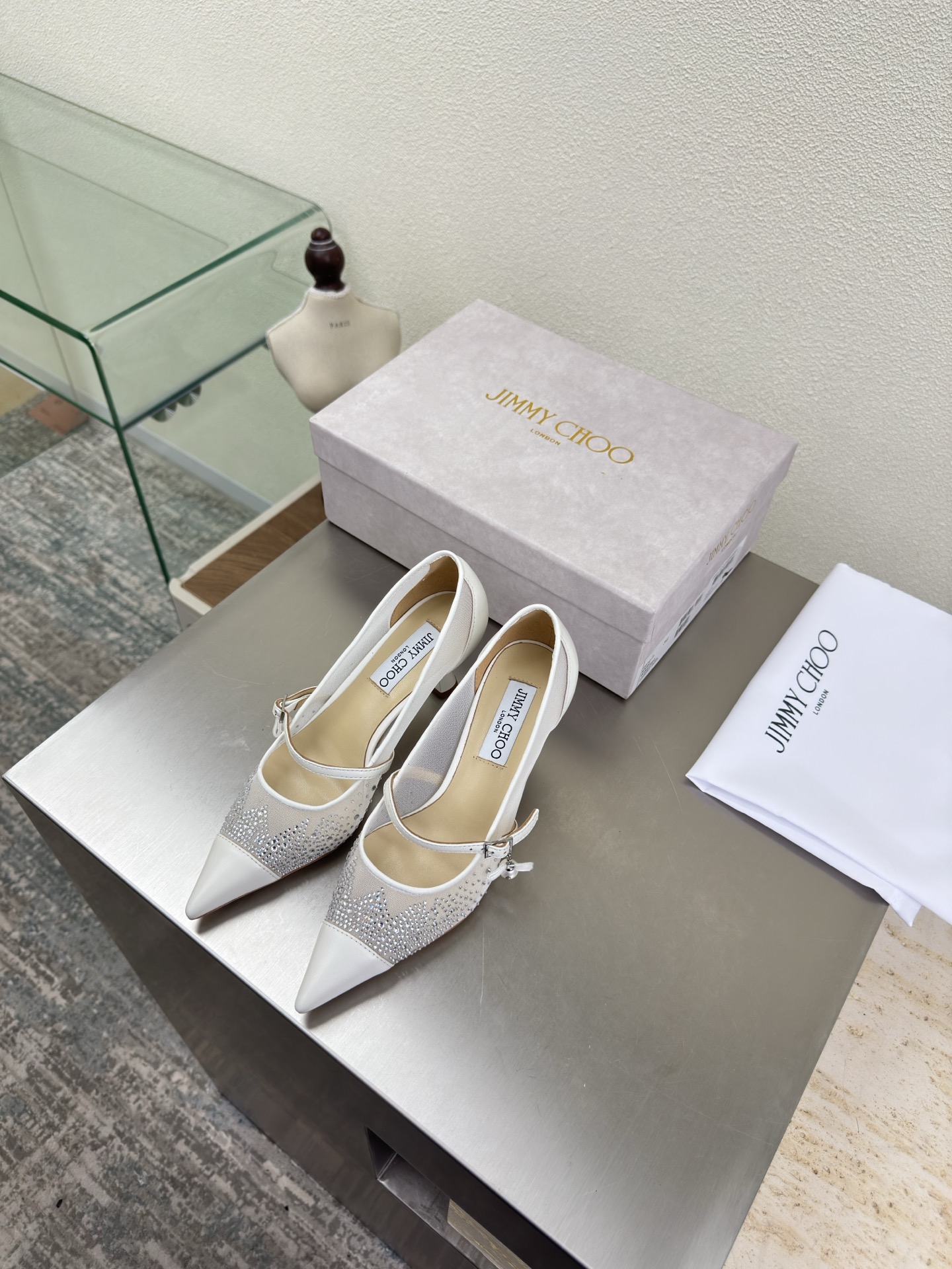 NO:648082,Diamond-encrusted cat heel, pointed toe, accessories series, JimmyChoo Collins Store, white mesh diamonds, Jimmy Choo sequin series classics. Recently, many babies have come to the Collins Street store to express their love for this series! They are also currently displayed in the window as the treasure of the store. I believe all the babies passing by the Collins Street store have seen it. 4.5 cm sparkling Swarovski rhinestones, lambskin lining, Italian leather outsole, equipped with exquisite packaging 35 36 37 38  39 40 41 42 (40 41 42 customized), high heels, jimmy choo, swarovski, high heels, sheepskin, Leather soles19860909钻石镶嵌猫跟 尖头 配饰 系列 JimmyChoo Collins Store  白色网钻 Jimmy Choo 亮片 系列经典之作 最近好多宝宝来到Collins Street店来表白这个系列!他们也作为镇店之宝目前摆在橱窗 相信路过Collins Street店的宝宝都有看到过哦 4.5 cm  闪耀施华洛世奇水钻  小羊皮内里 意大利真皮大底 配置精品包装 35 36 37 38 39 40 41 42（40 41 42 定制）,高跟鞋单鞋,jimmy choo,swarovski,high heels,sheepskin,Leather soles,Women's Shoes