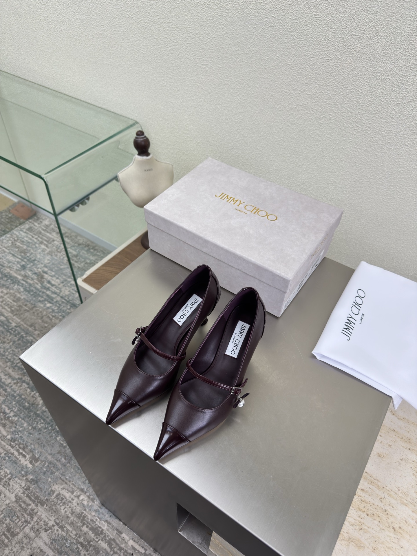 NO:648087,Cat Heel Pointed Toe Accessories Series JimmyChoo Collins Store Brown Jimmy Choo Series Classics Recently, many babies have come to the Collins Street store to express their love for this series! They are also currently displayed in the window as the store's treasures. I believe all the babies passing by the Collins Street store have seen it. 4.5 cm calfskin material, lambskin lining, Italian genuine leather outsole, equipped with boutique packaging 35 36 37 38 39 40 41  42 (40 41 42 customized), high-heeled shoes, jimmy choo, high heels, cowhide, sheepskin, Leather soles19860909猫跟 尖头 配饰 系列 JimmyChoo Collins Store  咖啡色 Jimmy Choo 系列经典之作 最近好多宝宝来到Collins Street店来表白这个系列!他们也作为镇店之宝目前摆在橱窗 相信路过Collins Street店的宝宝都有看到过哦 4.5 cm  小牛皮材质 小羊皮内里 意大利真皮大底 配置精品包装 35 36 37 38 39 40 41 42（40 41 42 定制）,高跟鞋单鞋,jimmy choo,high heels,cowhide,sheepskin,Leather soles,Women's Shoes