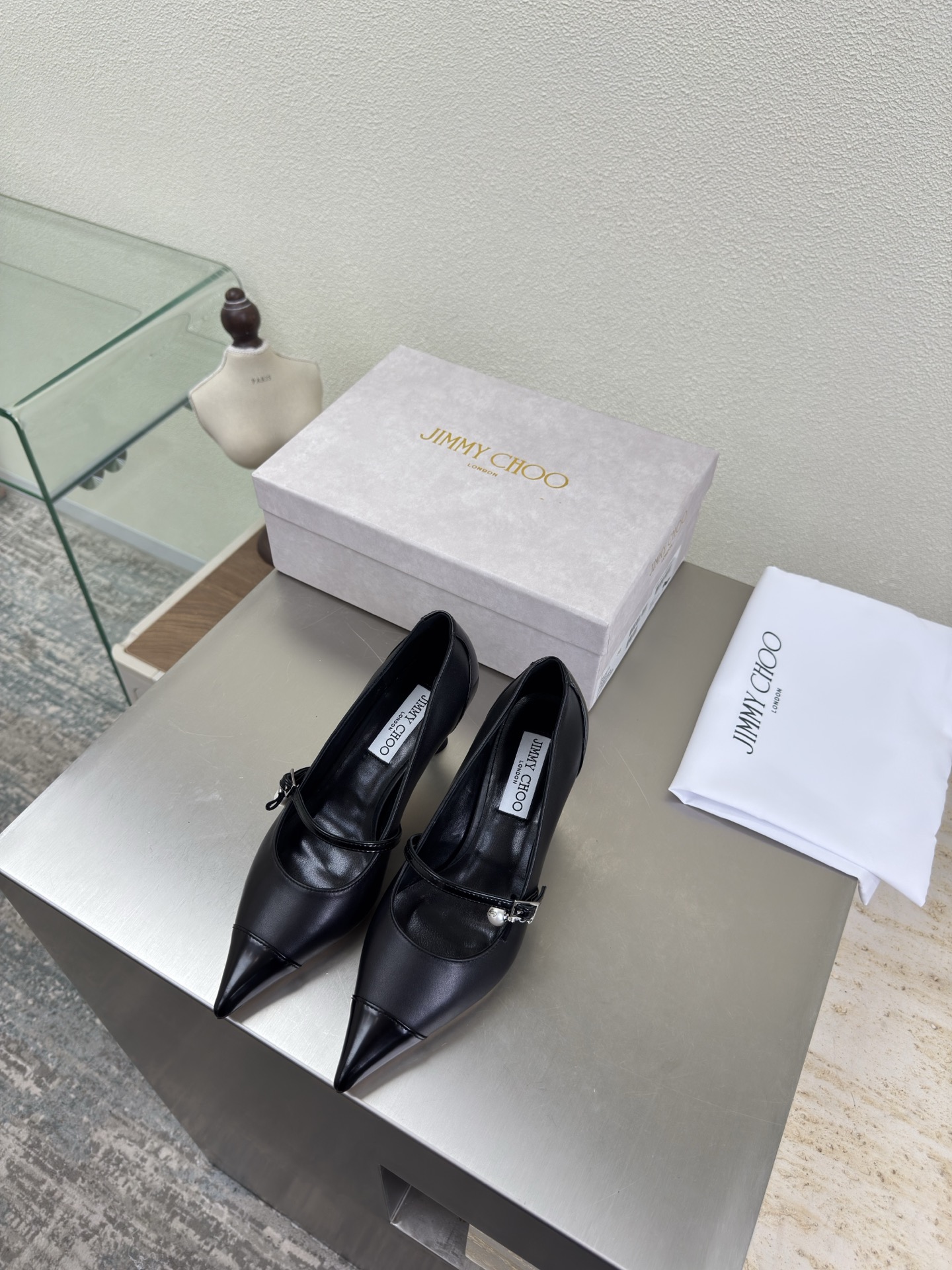 NO:648091,Cat Heel Pointed Toe Accessories Series JimmyChoo Collins Store Black Jimmy Choo Series Classics Recently, many babies have come to the Collins Street store to express their love for this series! They are also currently displayed in the window as the store's treasures. I believe all the babies passing by the Collins Street store have seen it. 4.5 cm calfskin material, lambskin lining, Italian genuine leather outsole, equipped with boutique packaging 35 36 37 38 39 40 41  42 (40 41 42 customized), high-heeled shoes, jimmy choo, high heels, cowhide, sheepskin, Leather soles19860909猫跟 尖头 配饰 系列 JimmyChoo Collins Store  黑色 Jimmy Choo 系列经典之作 最近好多宝宝来到Collins Street店来表白这个系列!他们也作为镇店之宝目前摆在橱窗 相信路过Collins Street店的宝宝都有看到过哦 4.5 cm  小牛皮材质 小羊皮内里 意大利真皮大底 配置精品包装 35 36 37 38 39 40 41 42（40 41 42 定制）,高跟鞋单鞋,jimmy choo,high heels,cowhide,sheepskin,Leather soles,Women's Shoes