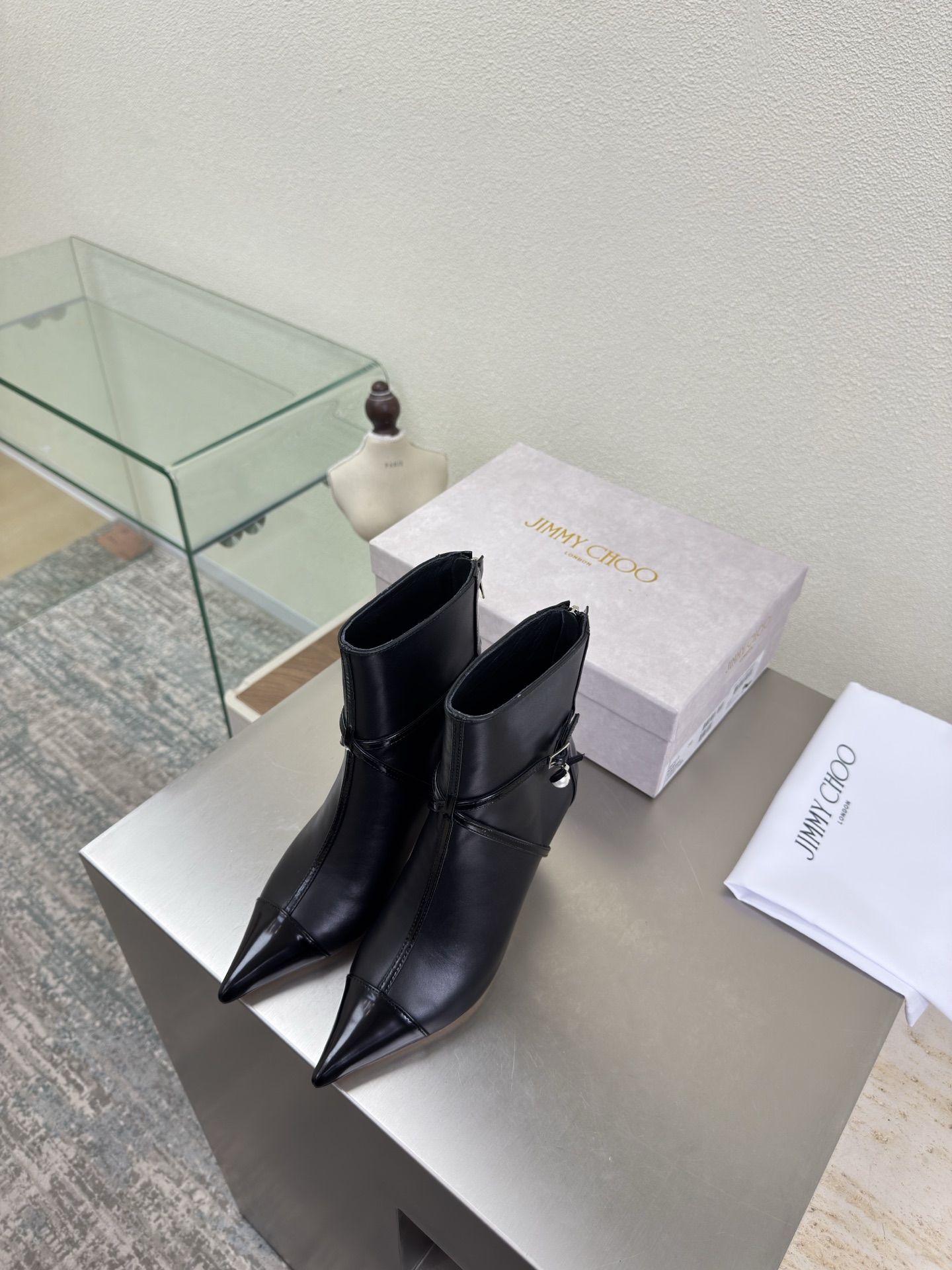 NO:648074,Pearl decoration, kitten heels, pointed toes, short boots, accessories series, JimmyChoo Collins Store, black Jimmy Choo series classics. Recently, many babies have come to the Collins Street store to express their love for this series! They are also currently displayed in the window as store treasures. I believe all the babies passing by the Collins Street store have seen it. 6.5cm calfskin material, lambskin lining, Italian genuine leather outsole, equipped with boutique packaging 35 36 37 38 39 40  41 42 (40 41 42 customized),boots,jimmy choo,boots,cowhide,sheepskin,Leather soles19860909珍珠装饰 猫跟 尖头 短靴 配饰 系列 JimmyChoo Collins Store  黑色 Jimmy Choo 系列经典之作 最近好多宝宝来到Collins Street店来表白这个系列!他们也作为镇店之宝目前摆在橱窗 相信路过Collins Street店的宝宝都有看到过哦 6.5cm  小牛皮材质 小羊皮内里 意大利真皮大底 配置精品包装 35 36 37 38 39 40 41 42（40 41 42 定制）,靴子,jimmy choo,boots,cowhide,sheepskin,Leather soles,Women's Shoes