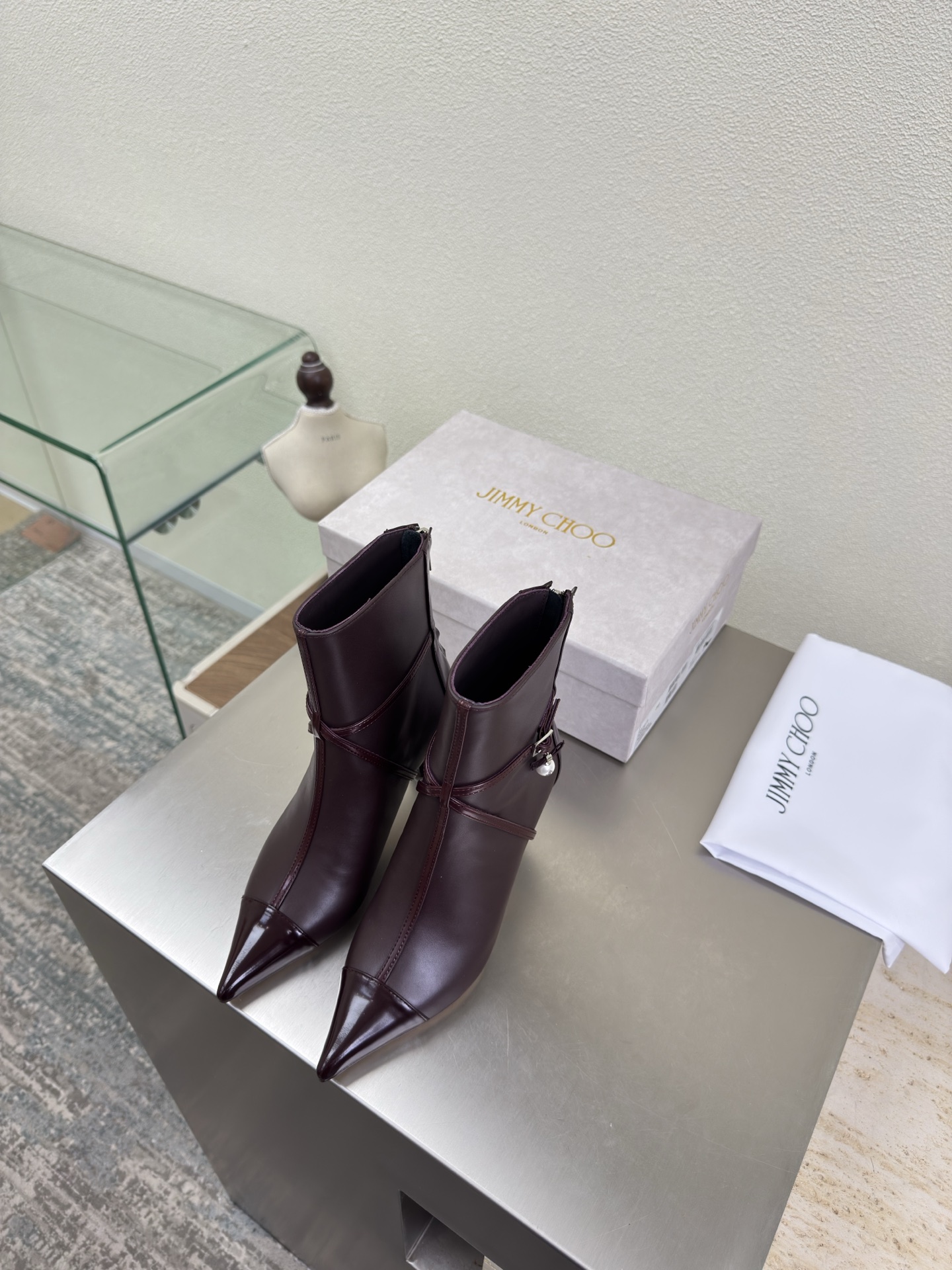 NO:648077,Pearl decoration, cat heels, pointed toes, short boots, accessories series JimmyChoo Collins Store Brown Jimmy Choo series classics. Recently, many babies have come to the Collins Street store to express their love for this series! They are also currently displayed in the window as store treasures. I believe all the babies passing by the Collins Street store have seen it. 6.5cm calfskin material, lambskin lining, Italian genuine leather outsole, equipped with boutique packaging 35 36 37 38 39 40  41 42 (40 41 42 customized),boots,jimmy choo,boots,cowhide,sheepskin,Leather soles19860909珍珠装饰 猫跟 尖头 短靴 配饰 系列 JimmyChoo Collins Store  咖啡色 Jimmy Choo 系列经典之作 最近好多宝宝来到Collins Street店来表白这个系列!他们也作为镇店之宝目前摆在橱窗 相信路过Collins Street店的宝宝都有看到过哦 6.5cm  小牛皮材质 小羊皮内里 意大利真皮大底 配置精品包装 35 36 37 38 39 40 41 42（40 41 42 定制）,靴子,jimmy choo,boots,cowhide,sheepskin,Leather soles,Women's Shoes