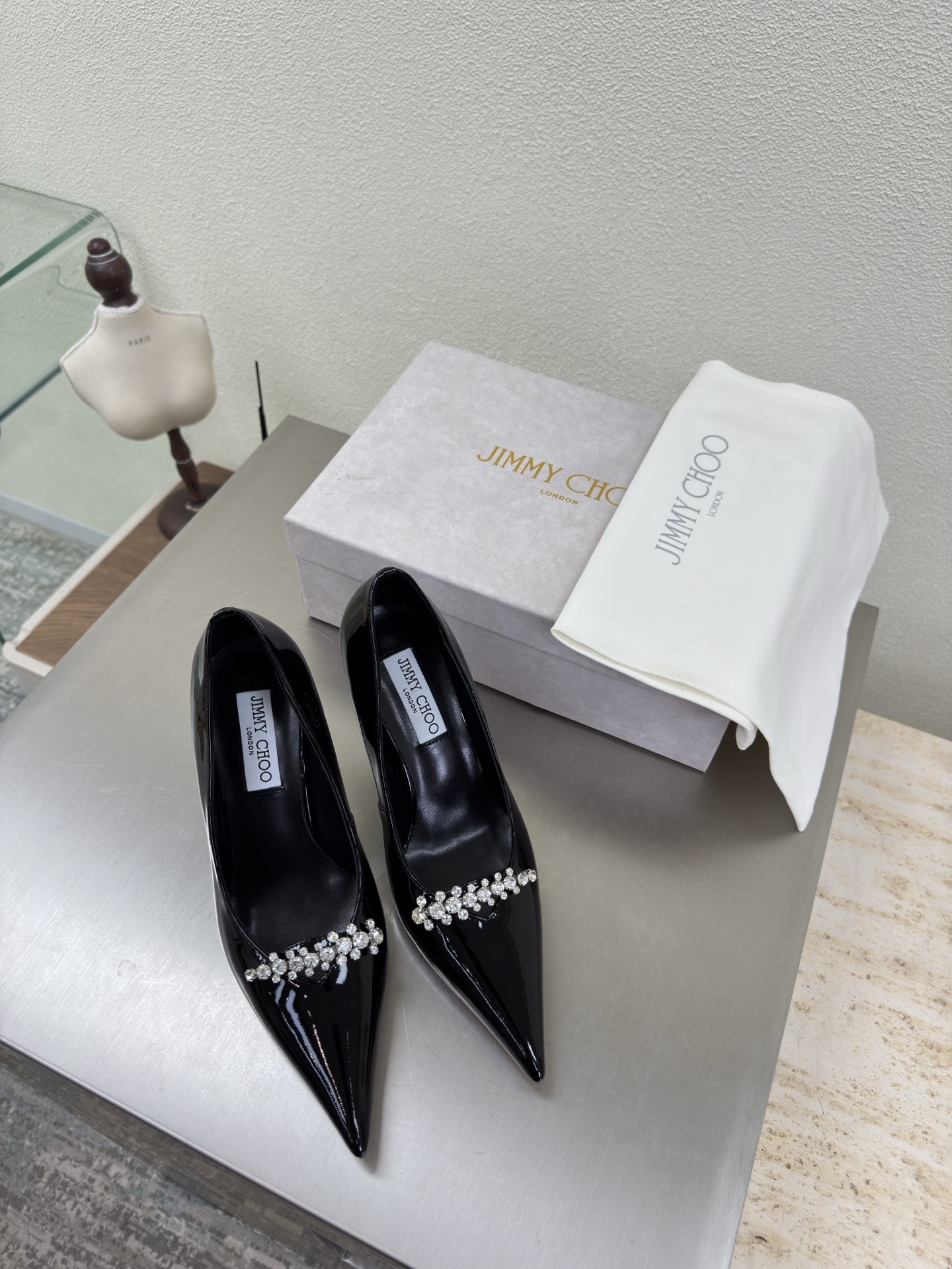 NO:648039,Diamond chain decoration, pointed toe shoes, accessories series JimmyChoo Collins Store Black calf patent leather Jimmy Choo series classics. Recently, many babies have come to the Collins Street store to express their love for this series! They are also currently displayed in the window as store treasures. I believe all the babies passing by the Collins Street store have seen it. 8.5cm calf patent leather material, lambskin lining, Italian genuine leather outsole, equipped with boutique packaging 35 36 37 38 39  40 41 42 (40 41 42 customized), high heels, jimmy choo, high heels, sheepskin, Leather soles19860909钻链装饰 尖头 单鞋 配饰 系列 JimmyChoo Collins Store  黑色小牛漆皮 Jimmy Choo 系列经典之作 最近好多宝宝来到Collins Street店来表白这个系列!他们也作为镇店之宝目前摆在橱窗 相信路过Collins Street店的宝宝都有看到过哦 8.5cm  小牛漆皮材质 小羊皮内里 意大利真皮大底 配置精品包装 35 36 37 38 39 40 41 42（40 41 42 定制）,高跟鞋单鞋,jimmy choo,high heels,sheepskin,Leather soles,Women's Shoes