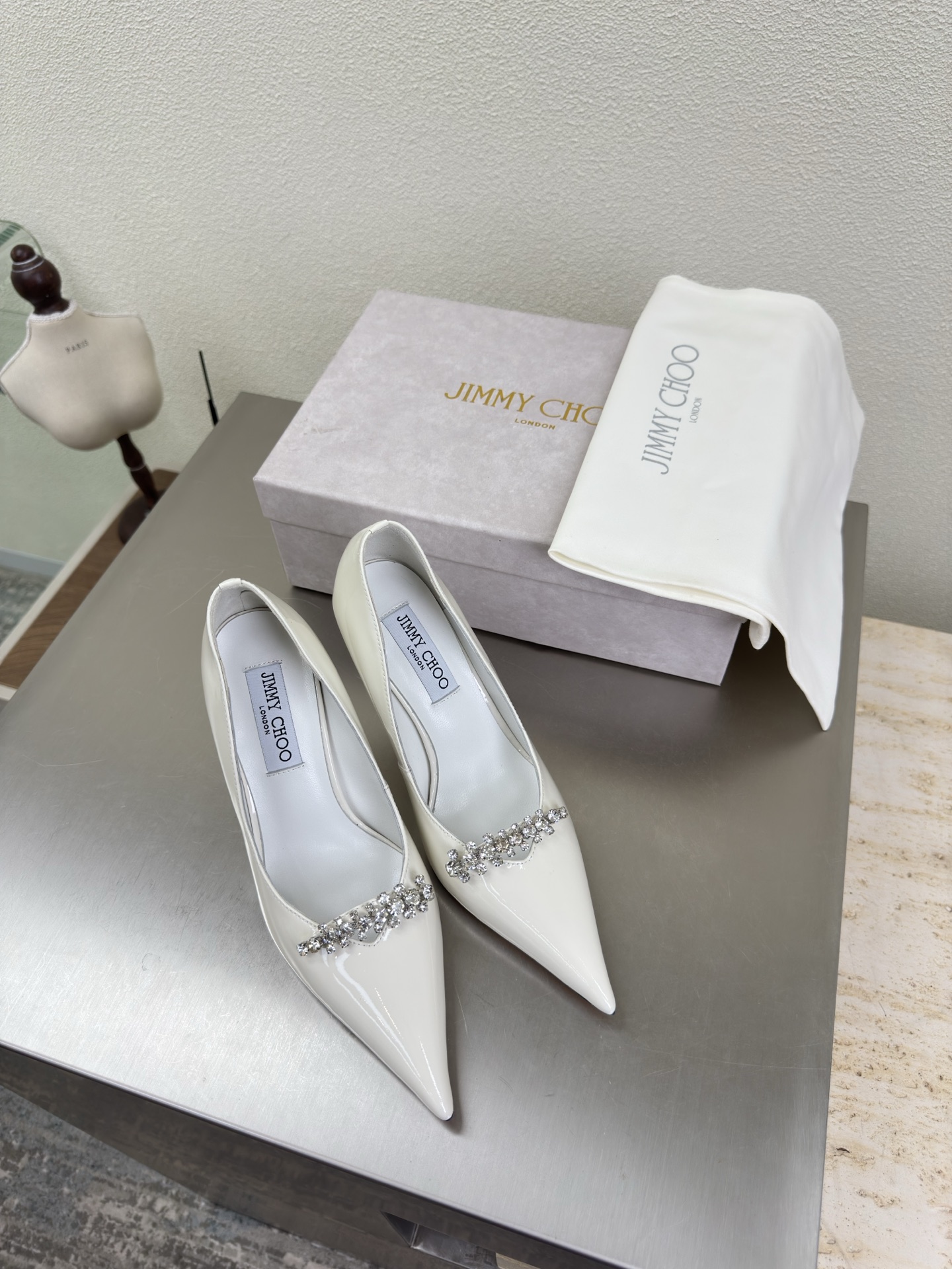 NO:648044,Diamond chain decoration, pointed toe shoes, accessories series JimmyChoo Collins Store White calf patent leather Jimmy Choo series classics. Recently, many babies have come to the Collins Street store to express their love for this series! They are also currently displayed in the window as store treasures. I believe all the babies passing by the Collins Street store have seen it. 8.5cm calf patent leather material, lambskin lining, Italian genuine leather outsole, equipped with boutique packaging 35 36 37 38 39  40 41 42 (40 41 42 customized), high heels, jimmy choo, high heels, sheepskin, Leather soles19860909钻链装饰 尖头 单鞋 配饰 系列 JimmyChoo Collins Store  白色小牛漆皮 Jimmy Choo 系列经典之作 最近好多宝宝来到Collins Street店来表白这个系列!他们也作为镇店之宝目前摆在橱窗 相信路过Collins Street店的宝宝都有看到过哦 8.5cm  小牛漆皮材质 小羊皮内里 意大利真皮大底 配置精品包装 35 36 37 38 39 40 41 42（40 41 42 定制）,高跟鞋单鞋,jimmy choo,high heels,sheepskin,Leather soles,Women's Shoes