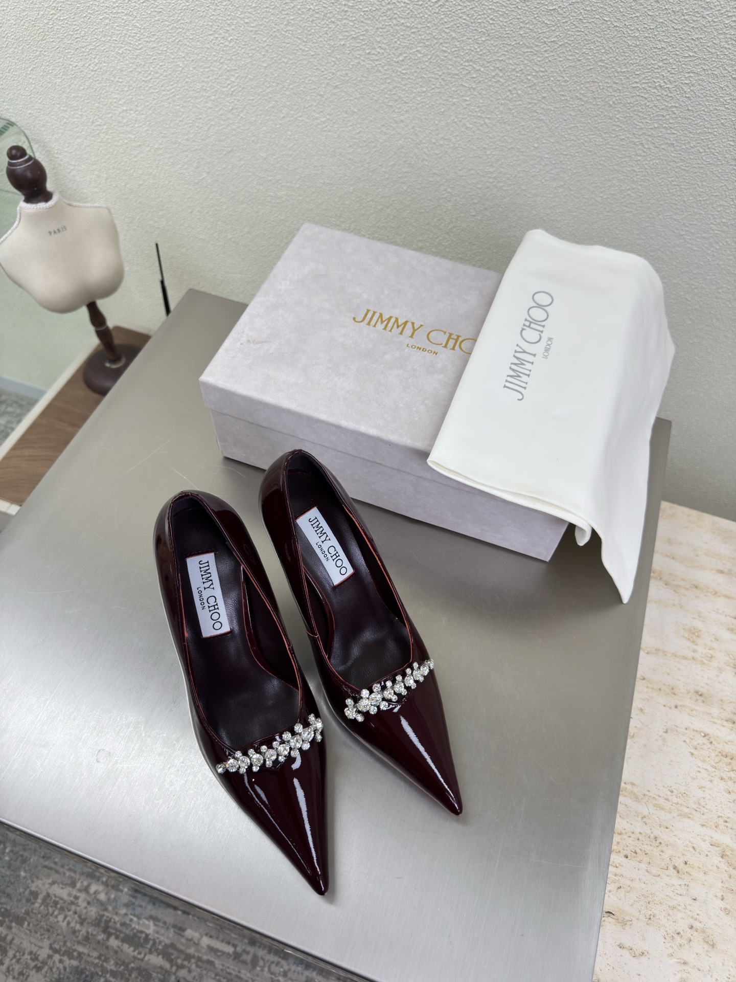 NO:648049,Diamond chain decoration, pointed toe shoes, accessories series JimmyChoo Collins Store Burgundy calf patent leather Jimmy Choo series classics. Recently, many babies have come to the Collins Street store to express their love for this series! They are also currently displayed in the window as store treasures. I believe all the babies passing by the Collins Street store have seen it. 8.5cm calf patent leather material, lambskin lining, Italian genuine leather outsole, equipped with boutique packaging 35 36 37 38 39  40 41 42 (40 41 42 customized), high heels, jimmy choo, high heels, sheepskin, Leather soles19860909钻链装饰 尖头 单鞋 配饰 系列 JimmyChoo Collins Store  酒红色小牛漆皮 Jimmy Choo 系列经典之作 最近好多宝宝来到Collins Street店来表白这个系列!他们也作为镇店之宝目前摆在橱窗 相信路过Collins Street店的宝宝都有看到过哦 8.5cm  小牛漆皮材质 小羊皮内里 意大利真皮大底 配置精品包装 35 36 37 38 39 40 41 42（40 41 42 定制）,高跟鞋单鞋,jimmy choo,high heels,sheepskin,Leather soles,Women's Shoes