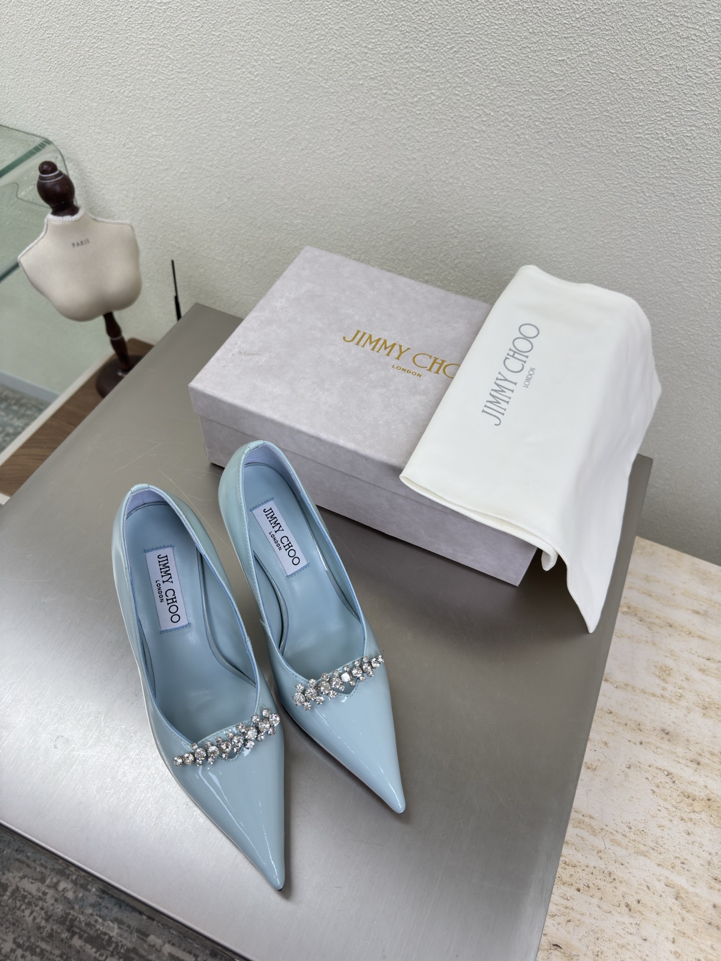 NO:648054,Diamond chain decoration, pointed toe shoes, accessories series JimmyChoo Collins Store Blue calf patent leather Jimmy Choo series classics. Recently, many babies have come to the Collins Street store to express their love for this series! They are also currently displayed in the window as the treasure of the store. I believe all the babies passing by the Collins Street store have seen it. 8.5cm calf patent leather material, lambskin lining, Italian genuine leather outsole, equipped with boutique packaging 35 36 37 38 39  40 41 42 (40 41 42 customized), high heels, jimmy choo, high heels, sheepskin, Leather soles19860909钻链装饰 尖头 单鞋 配饰 系列 JimmyChoo Collins Store  蓝色小牛漆皮 Jimmy Choo 系列经典之作 最近好多宝宝来到Collins Street店来表白这个系列!他们也作为镇店之宝目前摆在橱窗 相信路过Collins Street店的宝宝都有看到过哦 8.5cm  小牛漆皮材质 小羊皮内里 意大利真皮大底 配置精品包装 35 36 37 38 39 40 41 42（40 41 42 定制）,高跟鞋单鞋,jimmy choo,high heels,sheepskin,Leather soles,Women's Shoes