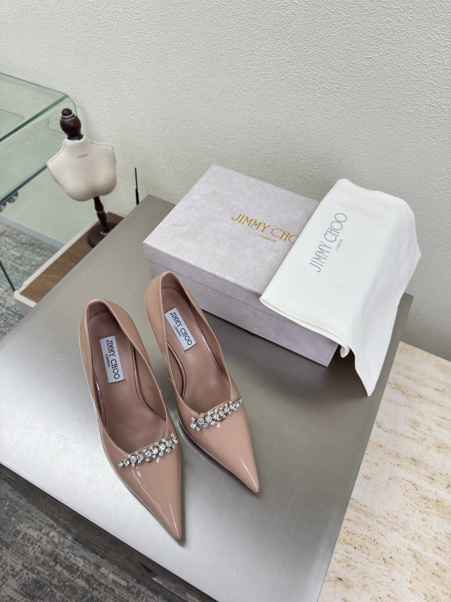 NO:648058,Diamond chain decoration, pointed toe shoes, accessories series JimmyChoo Collins Store Apricot calf patent leather Jimmy Choo series classics. Recently, many babies have come to the Collins Street store to express their love for this series! They are also currently displayed in the display window as the store's treasures. I believe all the babies passing by the Collins Street store have seen it. 8.5cm calf patent leather material, lambskin lining, Italian genuine leather outsole, equipped with boutique packaging 35 36 37 38 39  40 41 42 (40 41 42 customized), high heels, jimmy choo, high heels, sheepskin, Leather soles19860909钻链装饰 尖头 单鞋 配饰 系列 JimmyChoo Collins Store  杏色小牛漆皮 Jimmy Choo 系列经典之作 最近好多宝宝来到Collins Street店来表白这个系列!他们也作为镇店之宝目前摆在橱窗 相信路过Collins Street店的宝宝都有看到过哦 8.5cm  小牛漆皮材质 小羊皮内里 意大利真皮大底 配置精品包装 35 36 37 38 39 40 41 42（40 41 42 定制）,高跟鞋单鞋,jimmy choo,high heels,sheepskin,Leather soles,Women's Shoes