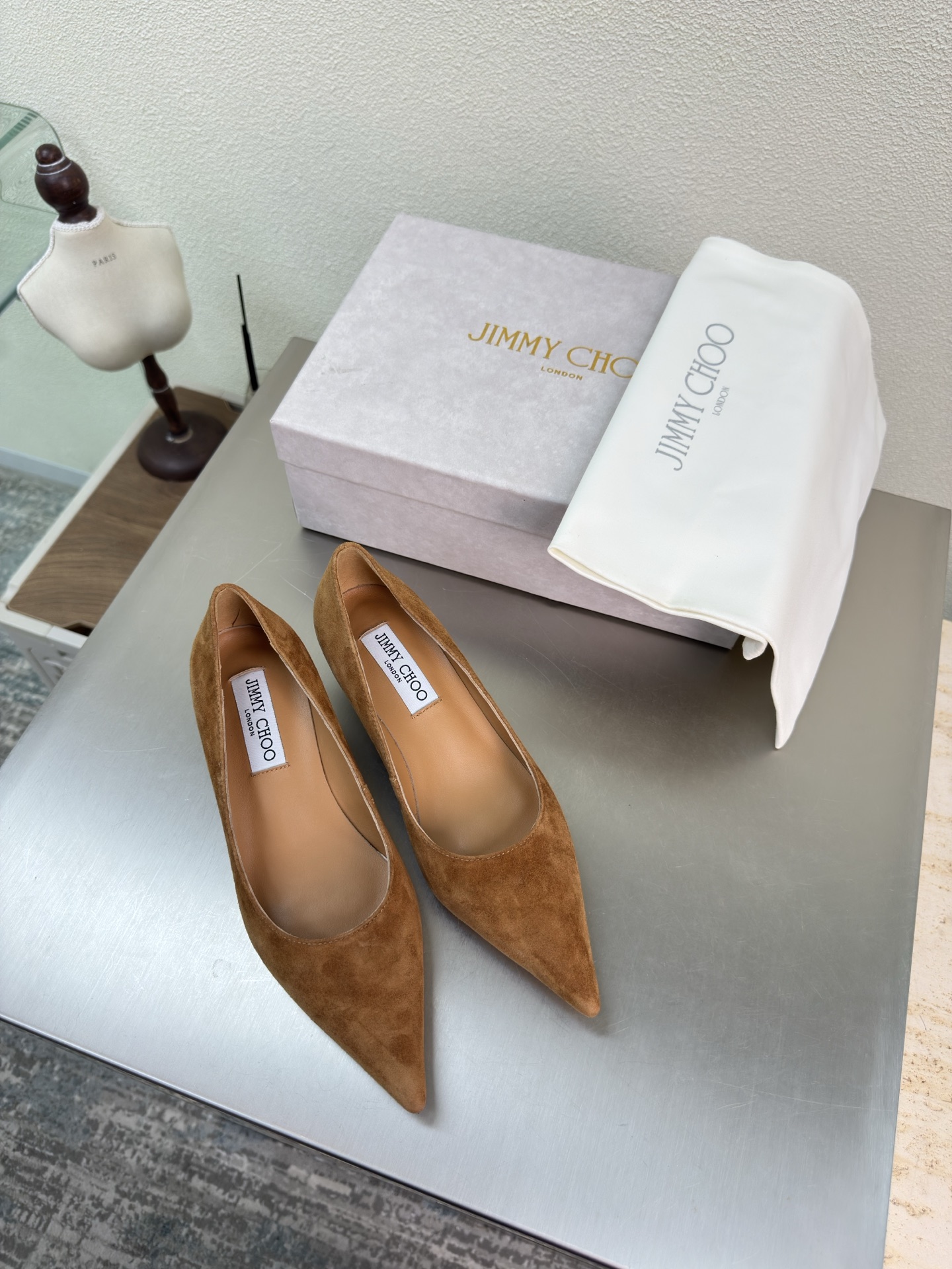 NO:648062,Versatile commuter pointed-toe shoes and accessories series JimmyChoo Collins Store Brown sheep suede leather Suede material Jimmy Choo series classics. Recently, many babies have come to the Collins Street store to express their love for this series! They are also currently displayed in the window as store treasures. I believe all the babies passing by the Collins Street store have seen it. 4cm sheep suede leather, lambskin lining, Italian genuine leather outsole, equipped with boutique packaging 35 36 37 38  39 40 41 42 (40 41 42 customized), high heels, jimmy choo, high heels, sheepskin, chamois leather, Leather soles19860909百搭款通勤尖头 单鞋 配饰 系列 JimmyChoo Collins Store 棕色羊反绒皮 麂皮材质 Jimmy Choo 系列经典之作 最近好多宝宝来到Collins Street店来表白这个系列!他们也作为镇店之宝目前摆在橱窗 相信路过Collins Street店的宝宝都有看到过哦 4cm  羊反绒皮  小羊皮内里 意大利真皮大底 配置精品包装 35 36 37 38 39 40 41 42（40 41 42 定制）,高跟鞋单鞋,jimmy choo,high heels,sheepskin,chamois leather,Leather soles,Women's Shoes