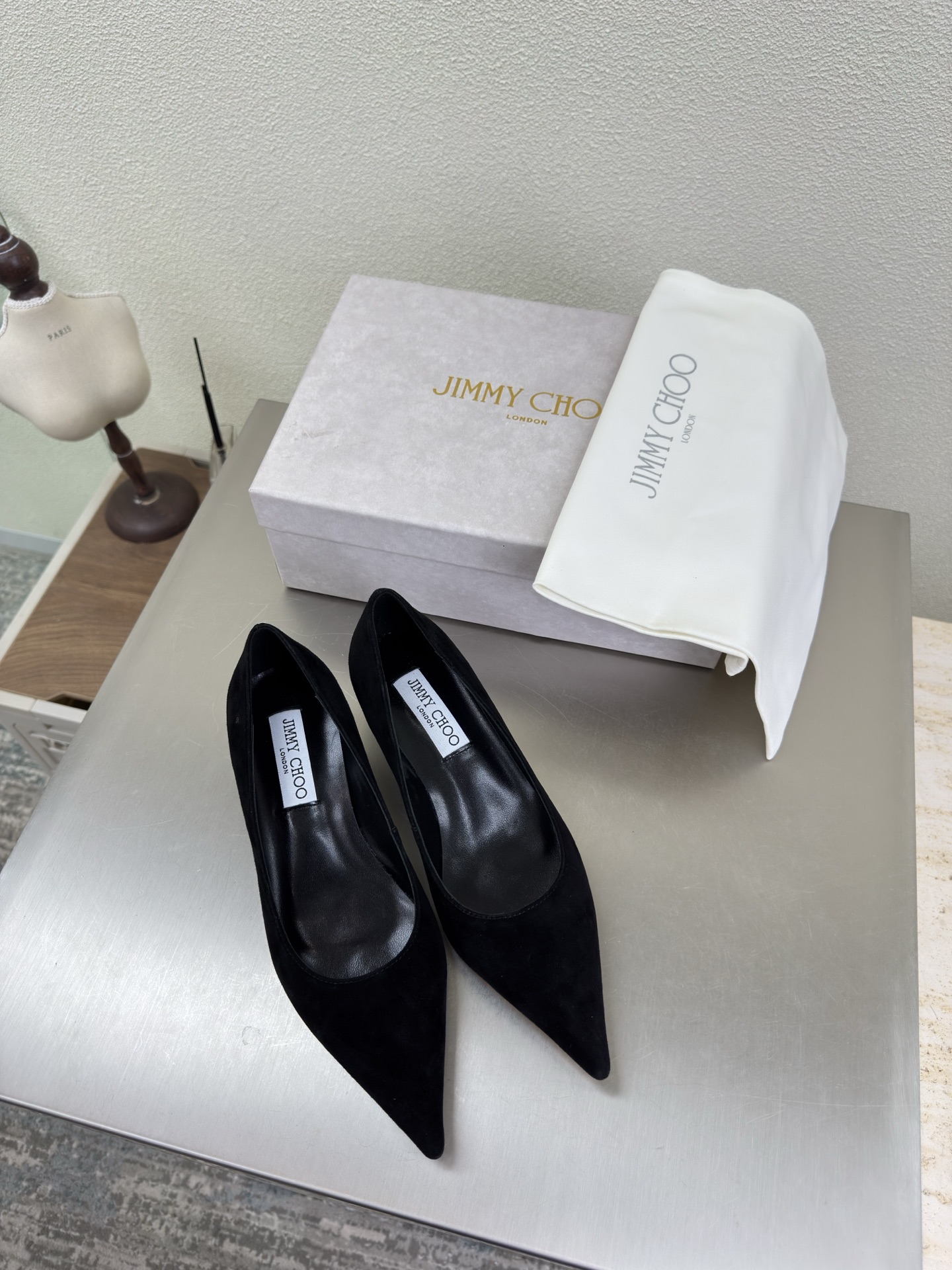 NO:648070,Versatile commuter pointed toe shoes and accessories series JimmyChoo Collins Store Black Sheep Suede Suede Material Jimmy Choo series classics. Recently, many babies have come to the Collins Street store to express their love for this series! They are also currently displayed in the display window as store treasures. I believe all the babies passing by the Collins Street store have seen it. 4cm sheep suede leather, suede, lambskin lining, Italian genuine leather outsole, equipped with boutique packaging 35 36  37 38 39 40 41 42 (40 41 42 customized), high heels, jimmy choo, high heels, sheepskin, chamois leather, Leather soles19860909百搭款通勤尖头 单鞋 配饰 系列 JimmyChoo Collins Store 黑色 羊反绒皮 麂皮 材质 Jimmy Choo 系列经典之作 最近好多宝宝来到Collins Street店来表白这个系列!他们也作为镇店之宝目前摆在橱窗 相信路过Collins Street店的宝宝都有看到过哦 4cm  羊反绒皮 麂皮 小羊皮内里 意大利真皮大底 配置精品包装 35 36 37 38 39 40 41 42（40 41 42 定制）,高跟鞋单鞋,jimmy choo,high heels,sheepskin,chamois leather,Leather soles,Women's Shoes