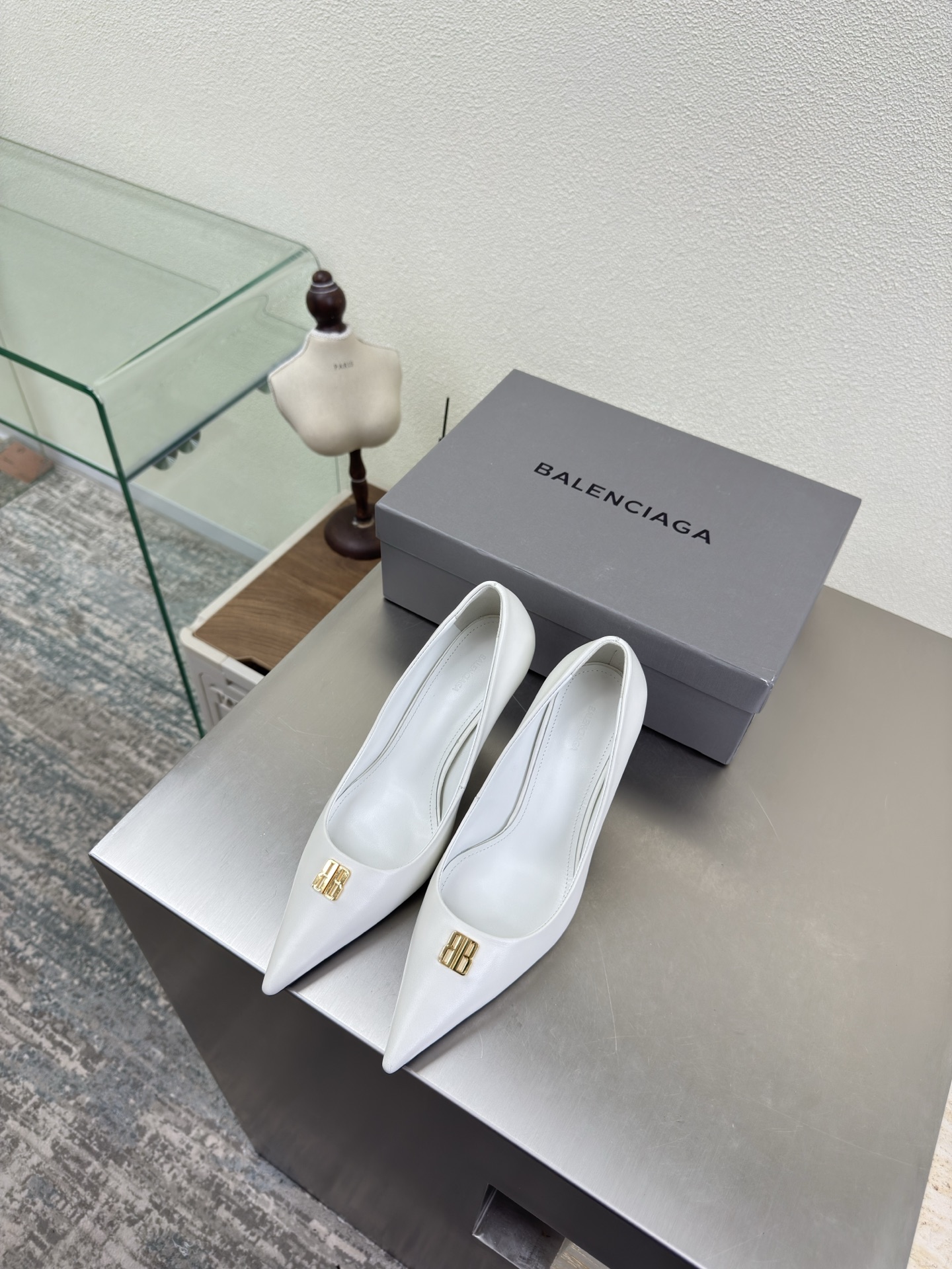 NO:648056,BALENCIAG Exclusive special heel type Double B metal logo pointed toe shoes Fabric Lambskin Lining Lambskin White lambskin Top version All matching materials Continue demna's rebellious attitude towards mainstream gorgeous fashion Through dyeing process Big logo Special heel design With family logo Italian genuine leather outsole Size 34 35 36 37 38 39 40 41 (34 40 41  Customized (no return or exchange)) Comes with original packaging, high heels and sandals, balenciaga, sandals, high heels, sheepskin, Leather soles19860909BALENCIAG 专属特异跟型 双B金属logo尖头单鞋 面料 小羊皮 内里 小羊皮 白色小羊皮  顶级版本 全部对版材料 继续着demna式的对主流华丽时尚的反叛态度 透染工艺 大logo 特别跟型设计 带家族logo 意大利真皮大底 码数34 35 36 37 38 39 40 41（34 40 41 定制不退换） 配原版包装,高跟鞋凉鞋,balenciaga,sandals,high heels,sheepskin,Leather soles,Women's Shoes