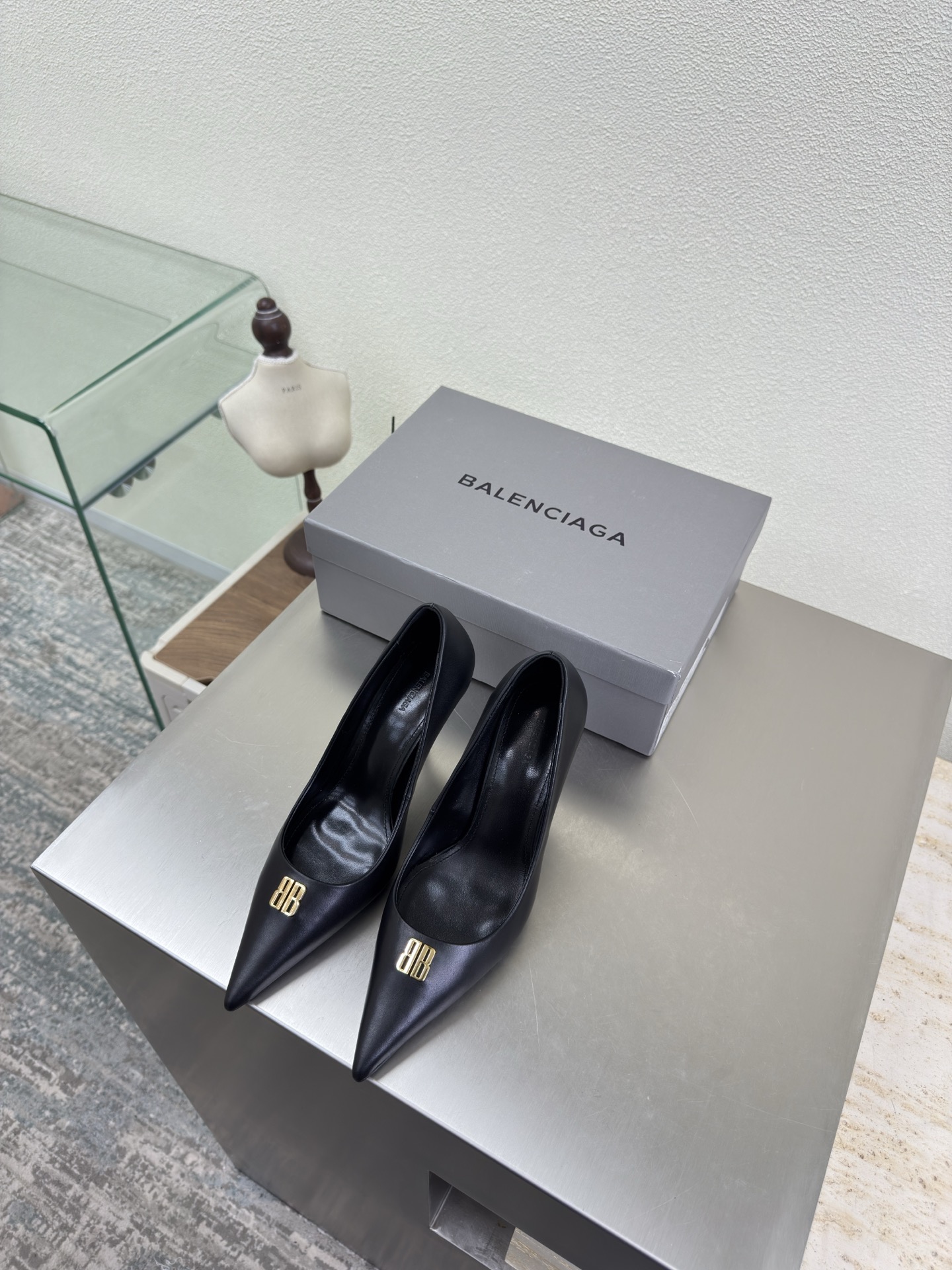 NO:648060,BALENCIAG Exclusive special heel type Double B metal logo pointed toe shoes Fabric Lambskin Lining Lambskin Black lambskin Top version All matching materials Continue demna's rebellious attitude towards mainstream gorgeous fashion Through dyeing process Big logo Special heel design With family logo Italian genuine leather outsole Size 34 35 36 37 38 39 40 41 (34 40 41  Customized (no return or exchange)) Comes with original packaging, high heels and sandals, balenciaga, sandals, high heels, sheepskin, Leather soles19860909BALENCIAG 专属特异跟型 双B金属logo尖头单鞋 面料 小羊皮 内里 小羊皮 黑色小羊皮  顶级版本 全部对版材料 继续着demna式的对主流华丽时尚的反叛态度 透染工艺 大logo 特别跟型设计 带家族logo 意大利真皮大底 码数34 35 36 37 38 39 40 41（34 40 41 定制不退换） 配原版包装,高跟鞋凉鞋,balenciaga,sandals,high heels,sheepskin,Leather soles,Women's Shoes