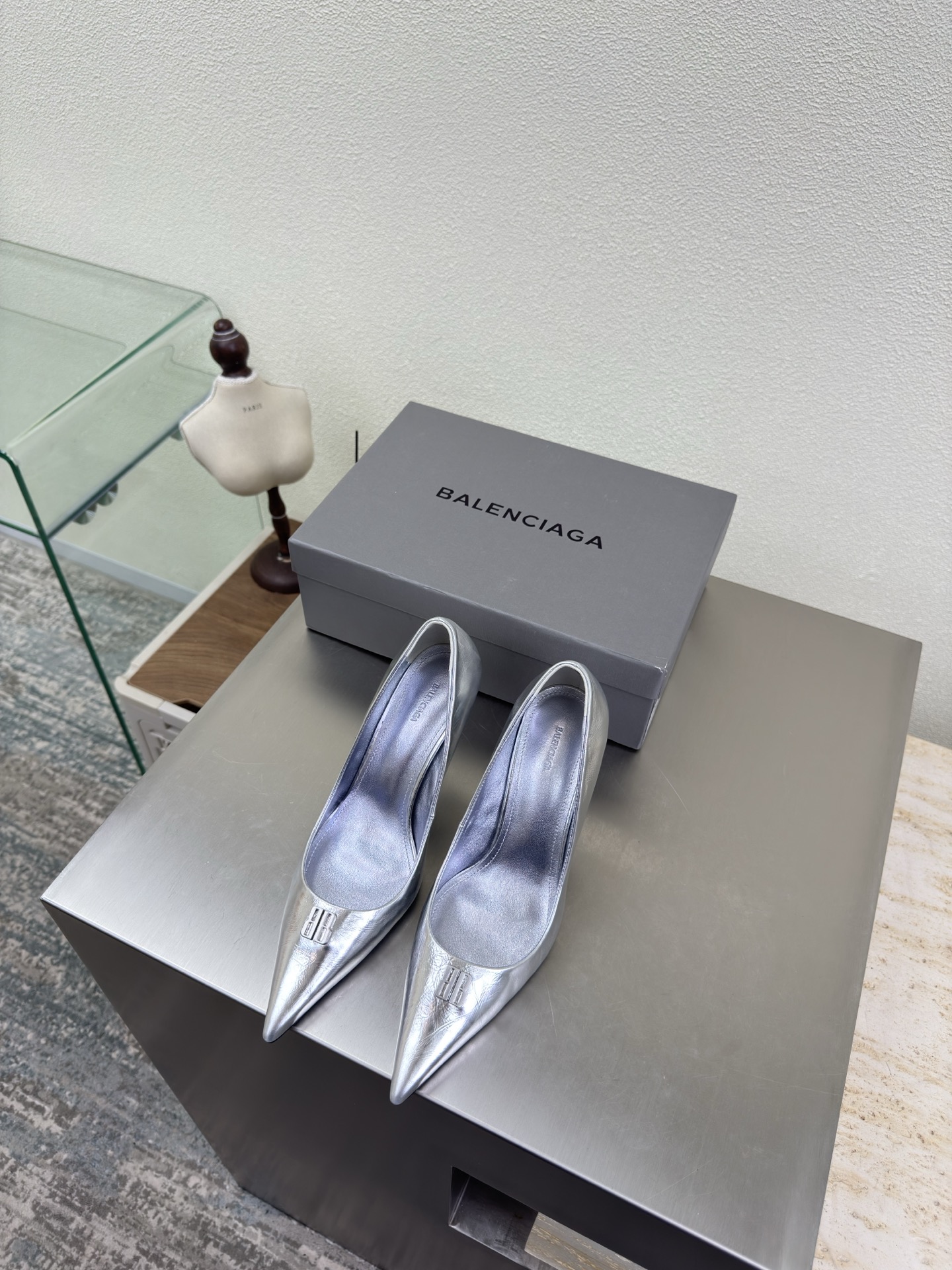 NO:648064,BALENCIAG Exclusive special heel type Double B metal logo pointed toe shoes Fabric Lambskin Lining Lambskin Silver calfskin Top version All matching materials Continue demna's rebellious attitude towards mainstream gorgeous fashion Transparent dyeing process Big logo Special heel design With family logo Italian genuine leather outsole Size 34 35 36 37 38 39 40 41 (34 40 41  Customized (no return or exchange)) Comes with original packaging, high heels and sandals, balenciaga, sandals, high heels, cowhide, sheepskin, Leather soles19860909BALENCIAG 专属特异跟型 双B金属logo尖头单鞋 面料 小羊皮 内里 小羊皮 银色小牛皮 顶级版本 全部对版材料 继续着demna式的对主流华丽时尚的反叛态度 透染工艺 大logo 特别跟型设计 带家族logo 意大利真皮大底 码数34 35 36 37 38 39 40 41（34 40 41 定制不退换） 配原版包装,高跟鞋凉鞋,balenciaga,sandals,high heels,cowhide,sheepskin,Leather soles,Women's Shoes