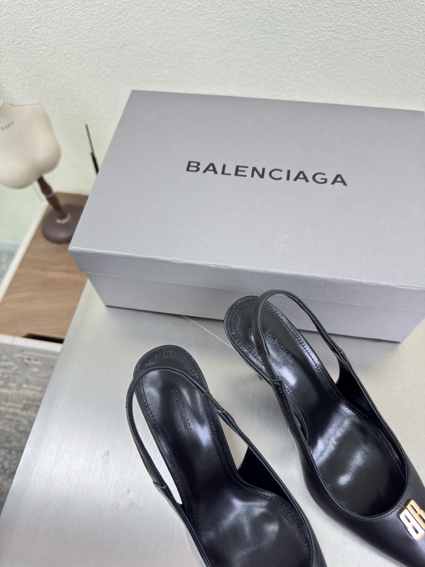 NO:648068,BALENCIAG Exclusive special heel type Double B metal logo pointed toe back shoes Fabric Lambskin Lining Lambskin Black Calfskin Top version All matching materials Continue demna's rebellious attitude towards mainstream gorgeous fashion Through dyeing process Big logo Special heel design With family logo Italian genuine leather outsole Size 34 35 36 37 38 39 40 41 (34 40  41 Customized (no return or exchange)) Comes with original packaging, high heels and sandals, balenciaga, sandals, high heels, cowhide, sheepskin, Leather soles19860909BALENCIAG 专属特异跟型 双B金属logo尖头后空鞋 面料 小羊皮 内里 小羊皮 黑色 小牛皮 顶级版本 全部对版材料 继续着demna式的对主流华丽时尚的反叛态度 透染工艺 大logo 特别跟型设计 带家族logo 意大利真皮大底 码数34 35 36 37 38 39 40 41（34 40 41 定制不退换） 配原版包装,高跟鞋凉鞋,balenciaga,sandals,high heels,cowhide,sheepskin,Leather soles,Women's Shoes