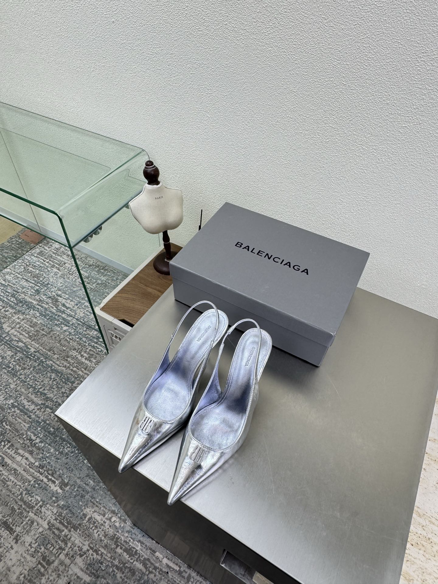 NO:648072,BALENCIAG Exclusive special heel type Double B metal logo pointed toe back shoes Fabric Lambskin Lining Lambskin Silver Calfskin Top version All matching materials Continue demna's rebellious attitude towards mainstream gorgeous fashion Through dyeing process Big logo Special heel design With family logo Italian genuine leather outsole Size 34 35 36 37 38 39 40 41 (34 40  41 Customized (no return or exchange)) Comes with original packaging, high heels and sandals, balenciaga, sandals, high heels, cowhide, sheepskin, Leather soles19860909BALENCIAG 专属特异跟型 双B金属logo尖头后空鞋 面料 小羊皮 内里 小羊皮 银色 小牛皮 顶级版本 全部对版材料 继续着demna式的对主流华丽时尚的反叛态度 透染工艺 大logo 特别跟型设计 带家族logo 意大利真皮大底 码数34 35 36 37 38 39 40 41（34 40 41 定制不退换） 配原版包装,高跟鞋凉鞋,balenciaga,sandals,high heels,cowhide,sheepskin,Leather soles,Women's Shoes