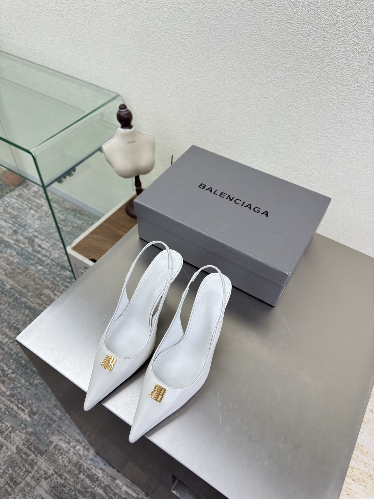 NO:648034,BALENCIAG Exclusive special heel type Double B metal logo pointed toe back shoes Fabric Lambskin Lining Lambskin White Calfskin Top version All matching materials Continue demna's rebellious attitude towards mainstream gorgeous fashion Through dyeing process Big logo Special heel design With family logo Italian genuine leather outsole Size 34 35 36 37 38 39 40 41 (34 40  41 Customized (no return or exchange)) Comes with original packaging, high heels and sandals, balenciaga, sandals, high heels, cowhide, sheepskin, Leather soles19860909BALENCIAG 专属特异跟型 双B金属logo尖头后空鞋 面料 小羊皮 内里 小羊皮 白色 小牛皮 顶级版本 全部对版材料 继续着demna式的对主流华丽时尚的反叛态度 透染工艺 大logo 特别跟型设计 带家族logo 意大利真皮大底 码数34 35 36 37 38 39 40 41（34 40 41 定制不退换） 配原版包装,高跟鞋凉鞋,balenciaga,sandals,high heels,cowhide,sheepskin,Leather soles,Women's Shoes