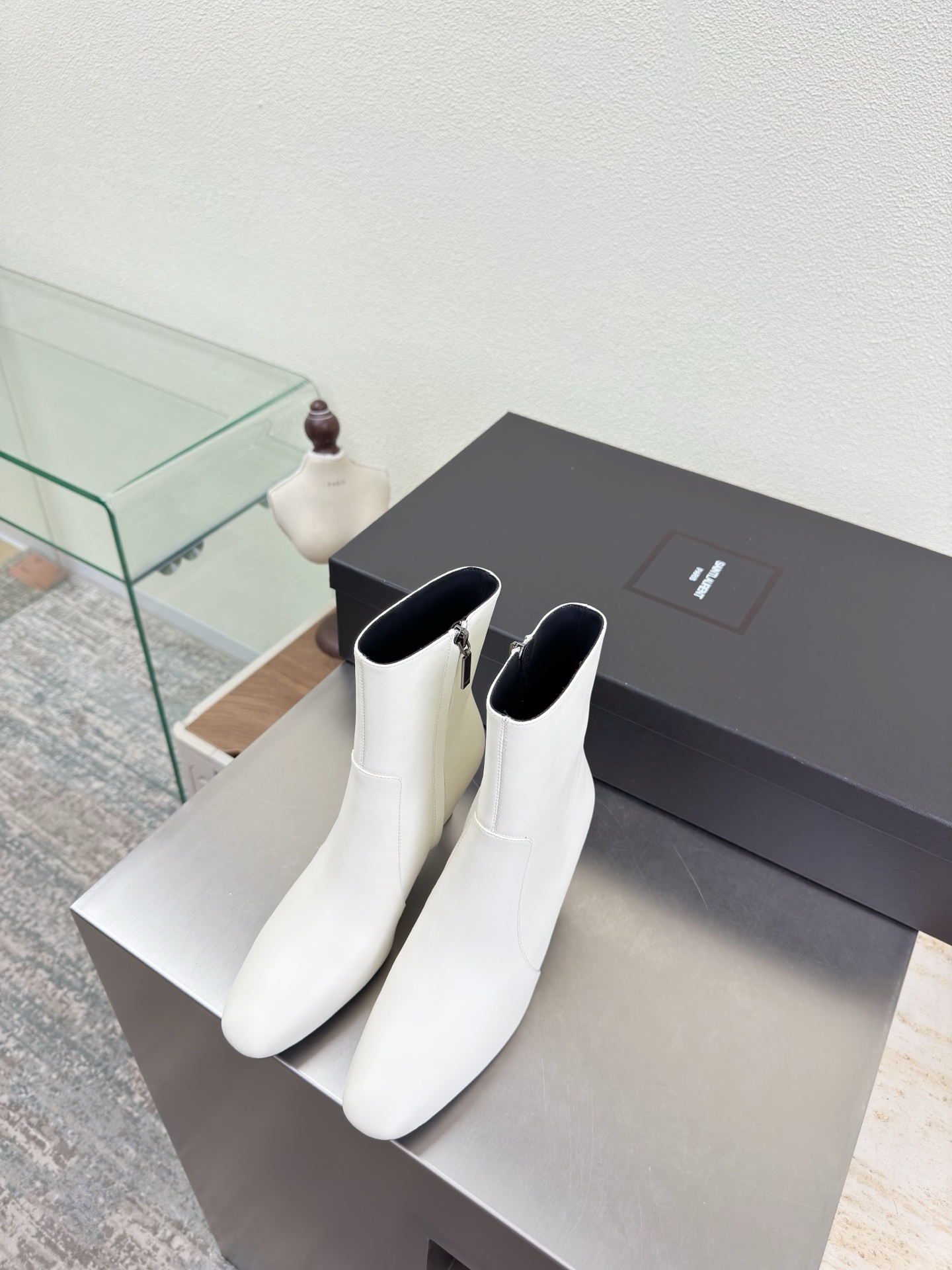 NO:578347,Commuting series, versatile and stress-free, layered leather heel wrap, a must-have for long legs, YSL mid-heeled boots, Yvette Saint Laurent logo, exquisite high heels, white cowhide, the poplar forest that understands women’s hearts best, beautiful shoes with no dead ends, supporting the aura, cowhide material, noble temperament, imported sheepskin lining, close to the foot, comfortable, genuine leather outsole imported from Italy, size 35 36 37 38 39 40 41  42 (order 40 41 42) with counter packaging, boots, saint laurent, saint laurent, saint laurent, boots, cowhide, sheepskin, Leather soles19860909通勤系列 百搭无压力 层皮跟包裹 大长腿必备 YSL 中跟短靴 Yvette Saint Laurent圣罗兰logo 精致高跟  白色牛皮 最懂女人心的杨树林 无死角的美鞋 撑起气场 牛皮 材质 气质高贵  进口羊皮内里 贴脚 舒适 意大利进口真皮大底  码数35 36 37 38 39 40 41 42（40 41 42订） 配专柜包装,靴子,saint laurent,saint laurent,saint laurent,boots,cowhide,sheepskin,Leather soles,Women's Shoes