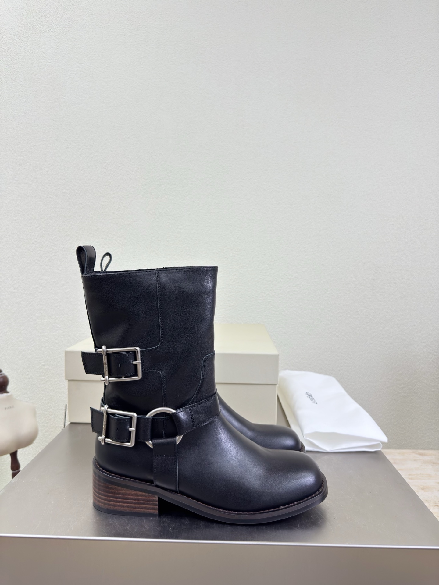 NO:578342,Motorcycle boots unfolio boutique short boots niche designer 25 conference new style black fabric selection first-layer cowhide comfortable sheepskin lining original recyclable material waist streamlined rubber outsole code number 35 36 37 38 39 40 41 (40 41 customized) original packaging, boots, boots, cowhide, sheepskin19860909机车靴 unfolio精品 短靴 小众设计师25发布会新款 黑色 面料选用 头层牛皮 内里舒适羊皮里 原版可回收材质收腰流线型橡胶大底 码数 35 36 37 38 39 40 41（40 41定制） 原版包装,靴子,boots,cowhide,sheepskin,Women's Shoes
