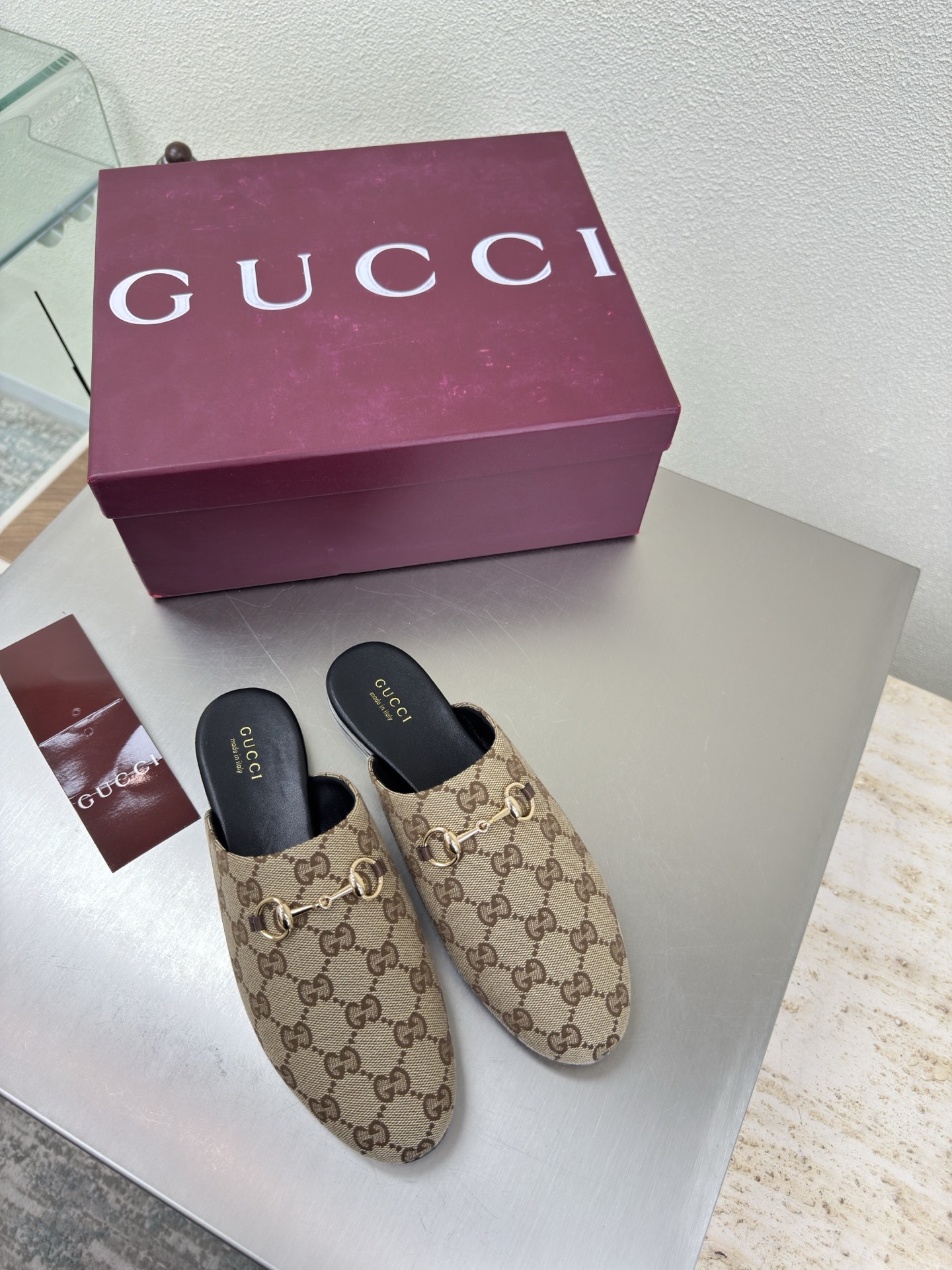 NO:578511,Flat-soled classic saddle buckle slippers GUCCI double G logo classic saddle buckle apricot presbyopia embossed logo Stylish brand LOGO with super recognition and high recognition Various brands are competing for brands, super series and high series GUCCI is not out of date Gucci Paris fashion show model  This series interprets the new fashion charm and continues the ultra-high heel design. It has won the favor of well-known overseas bloggers and millions of fans. It is sold well at home and abroad and is out of stock. The top version is in candy color. Each color is absolutely beautiful. There are 13 colors to choose from. Upper shoes: imported cloth pattern/cowhide/stone pattern cowhide. Lining: imported leather sheep. Sole shoes: original genuine leather outsole. Size: 35 36 37 38 39 40 41 42 (40  41 42 orders) Packaging: GUCCI full set of original packaging, half drag, gucci, slippers, cowhide, Leather soles19860909平底经典 马鞍扣拖鞋 GUCCI  双G logo 经典马鞍扣  杏色老花压花压印logo   时尚的品牌LOGO持加,具有超辨高识度各品大争牌恐先推后出超系跟高列GUCCI不也落伍 Guccl巴黎时装秀场款 此系列演绎全新时尚魅力延续超高跟设计,深得海外知名博主青睐千万粉丝博主倾情演绎,畅销海内外国内已经断货,顶级版本糖果色配色,每个颜色都是绝美知知,共13个颜色供选 面鞋:进口布纹/牛皮/石头纹牛皮 里内:进口皮羊 底鞋:原版真皮大底 码数:35 36 37 38 39 40 41 42 (40 41 42订) 包装:GUCCI全套原包版装,半拖,gucci,slippers,cowhide,Leather soles,Women's Shoes